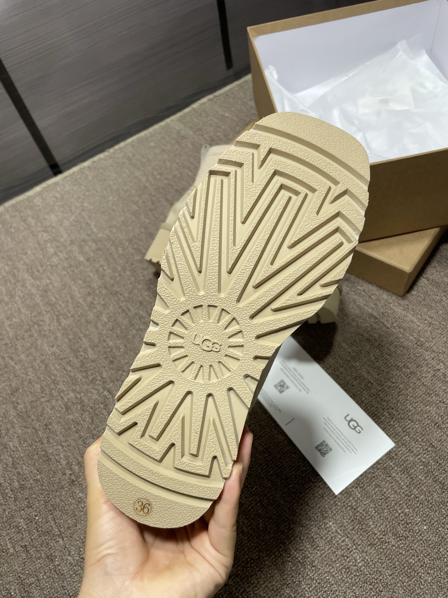 上新❤️UGG城市方克靴（切尔西款）材料：牛皮反绒，羊皮毛，强力橡筋，大底：EVA➕生胶底片耐磨跟高5厘