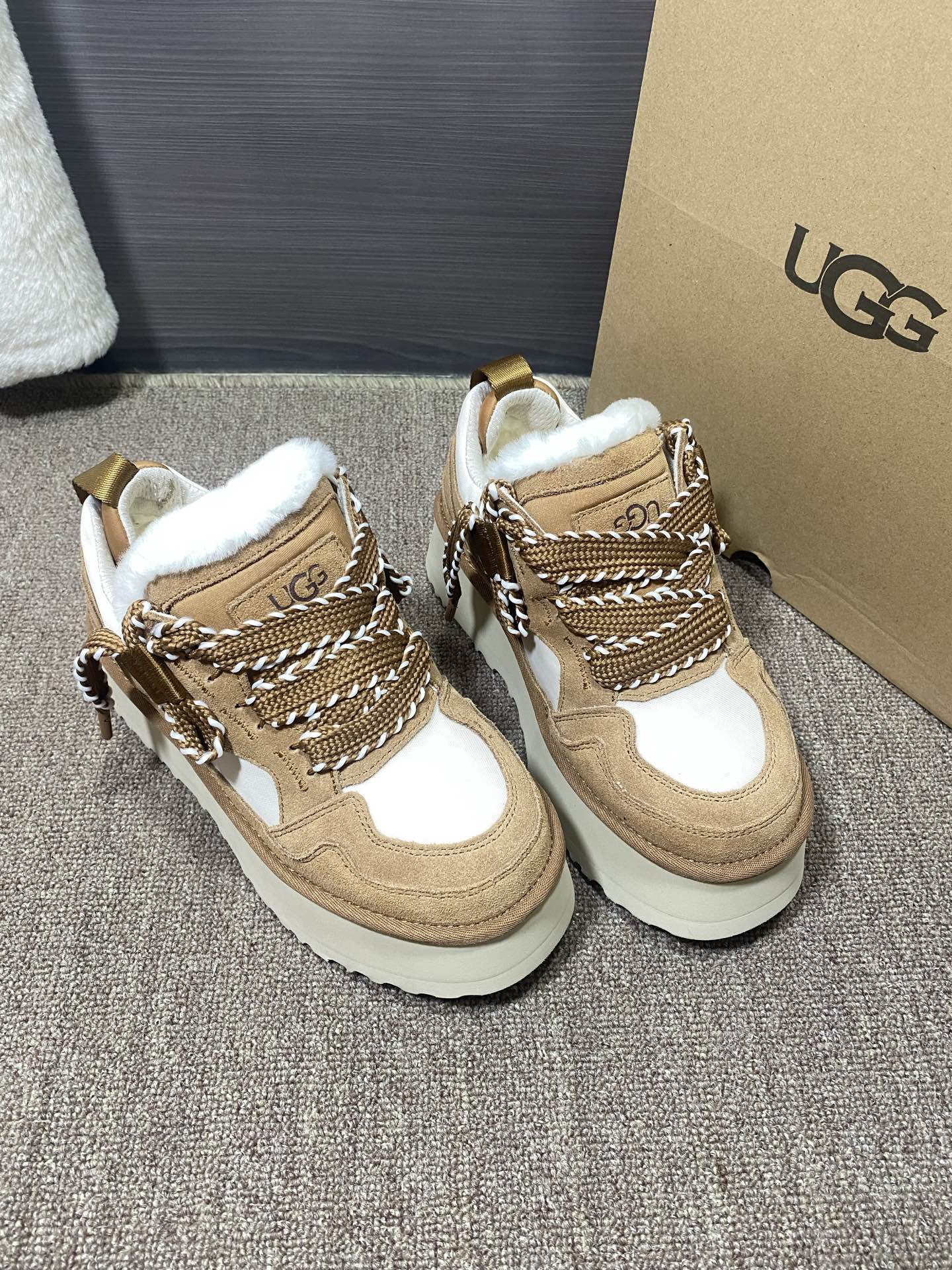 上新❤️UGG梅尔/休闲，官网同步颜色：栗色，黑色，薰衣草暗紫色，茉莉白色牛皮反绒➕羊皮毛内里垫脚5厘米