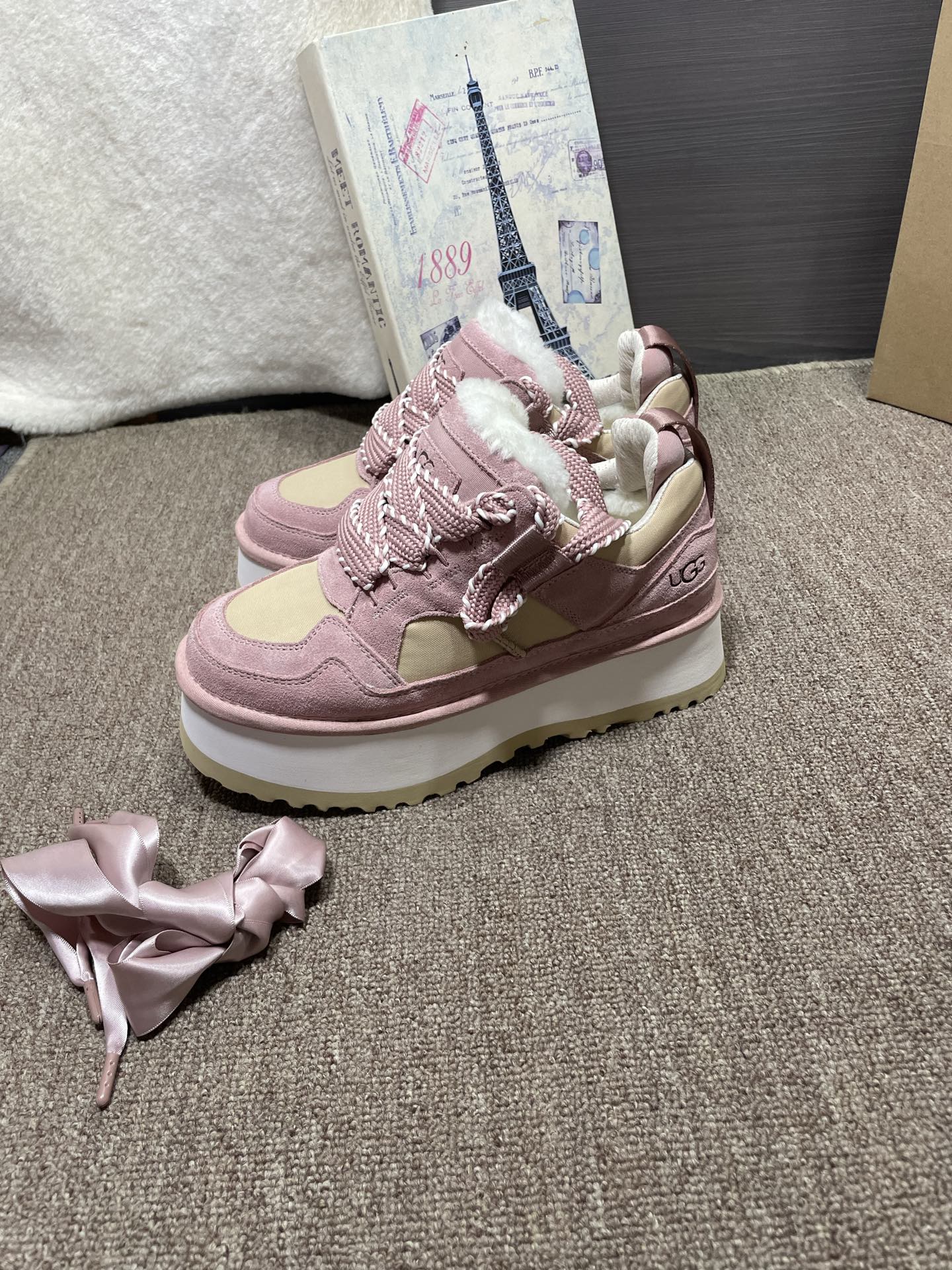 上新❤️UGG梅尔/休闲，官网同步颜色：栗色，黑色，薰衣草暗紫色，茉莉白色牛皮反绒➕羊皮毛内里垫脚5厘米
