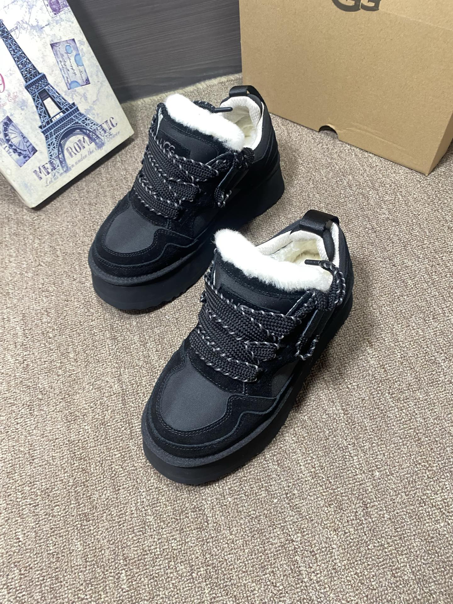 上新❤️UGG梅尔/休闲，官网同步颜色：栗色，黑色，薰衣草暗紫色，茉莉白色牛皮反绒➕羊皮毛内里垫脚5厘米