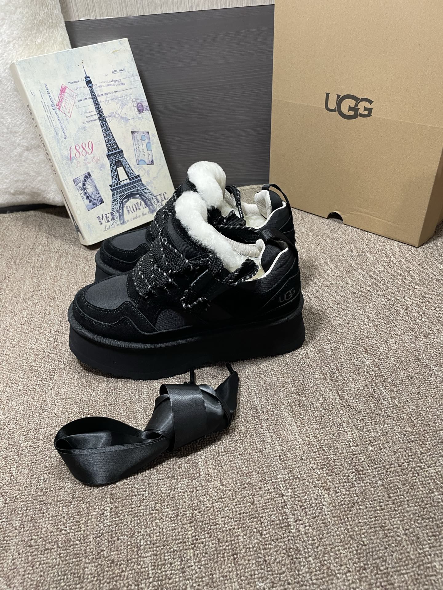 上新❤️UGG梅尔/休闲，官网同步颜色：栗色，黑色，薰衣草暗紫色，茉莉白色牛皮反绒➕羊皮毛内里垫脚5厘米