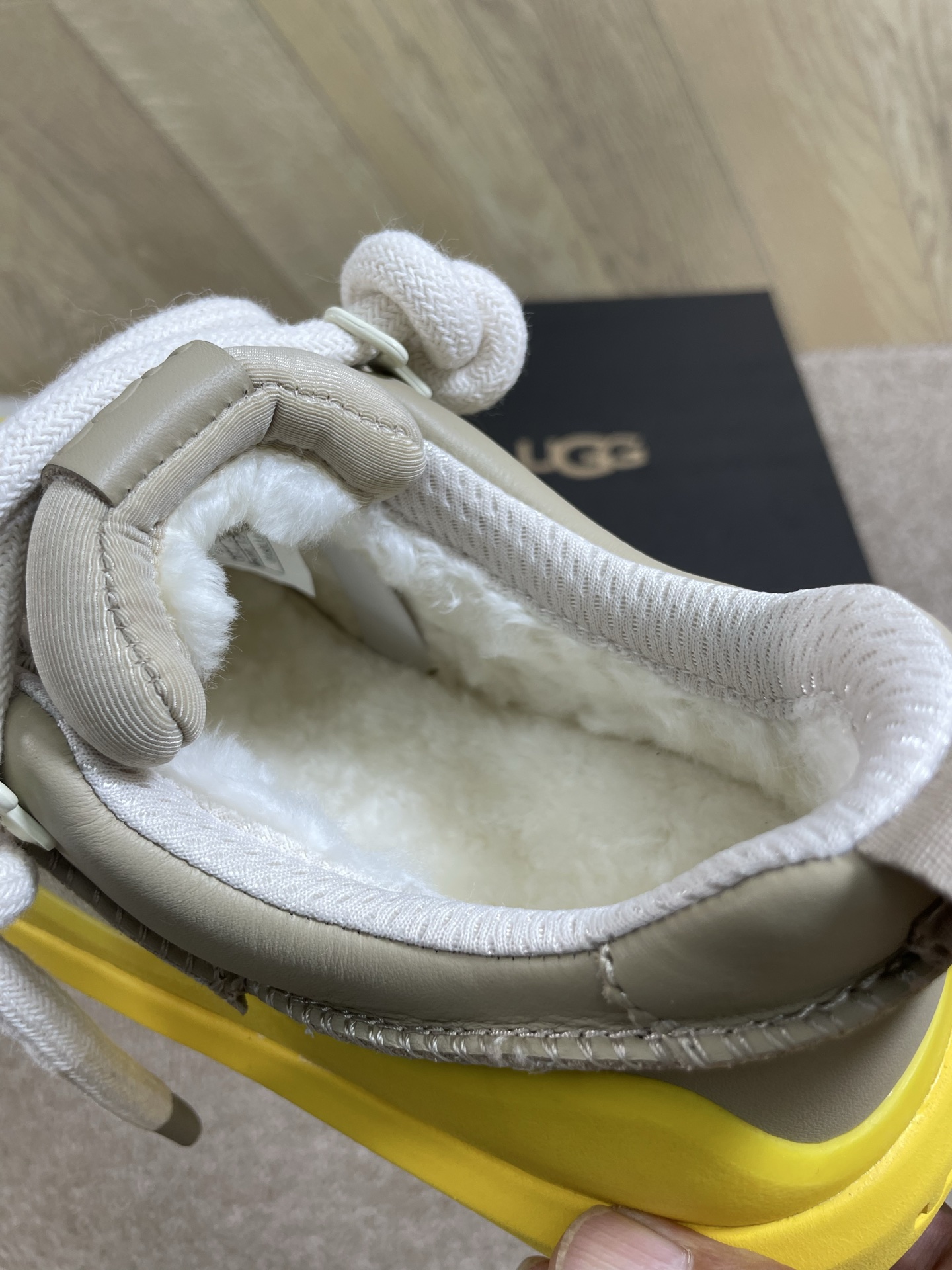 ，男款+10上新❤️UGG王一博同款，官网最新同步颜色：芥菜籽/小麦黄，苔绿/磨砂白，黑色男女情侣款35