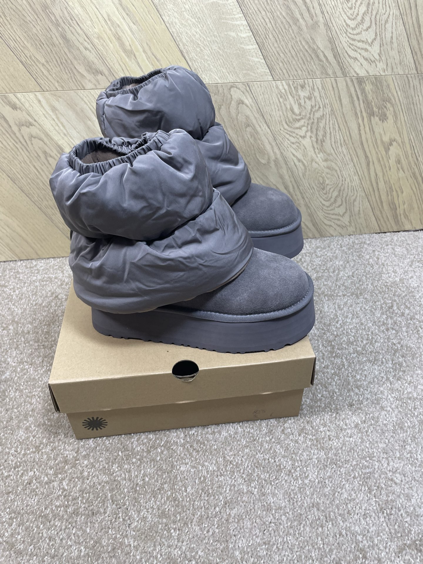 🔥官网同步，Ugg金典新奇，金典迷你迪普（泡芙款）材质：牛皮反绒，羊皮毛，进口防水布，Eva大底，轻便防