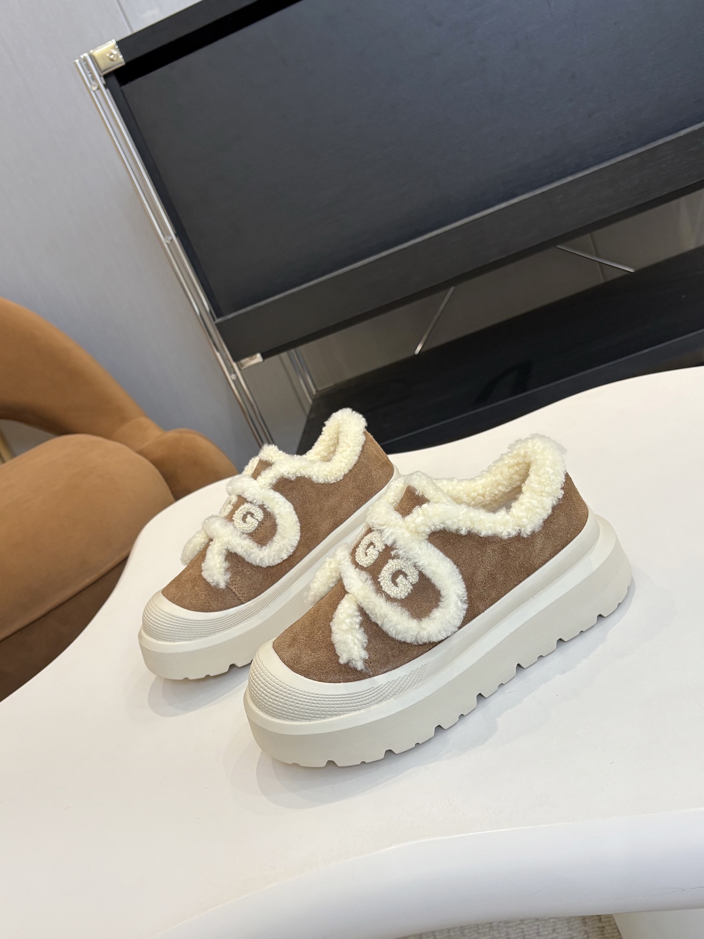 NO:561170,New product number Ugg1130536 Material cowhide sheepskin Pu foam outsole, popular Wang Yibo outsole Towel embroidery UGG. Wool design is super cute, traditional craftsmanship of fierce shoes, the foot sponge is soft and feels like stepping on shit Color maroon/maroon bottom, maroon/off-white, sand/beige bottom 35-40 batches, loafers, fur shoes, loafers, cowhide, sheepskin19860909上新 货号Ugg1130536 材质牛皮羊皮毛 Pu发泡大底,爆款流行王一博大底 毛巾刺绣UGG.拼毛设计超可爱, 猛鞋传统工艺,垫脚海绵软软的,踩屎感 颜色栗色/栗色底,栗色/米白迪,沙色/米色底 35-40 批,乐福鞋毛毛鞋,loafers,cowhide,sheepskin,Women's Shoes