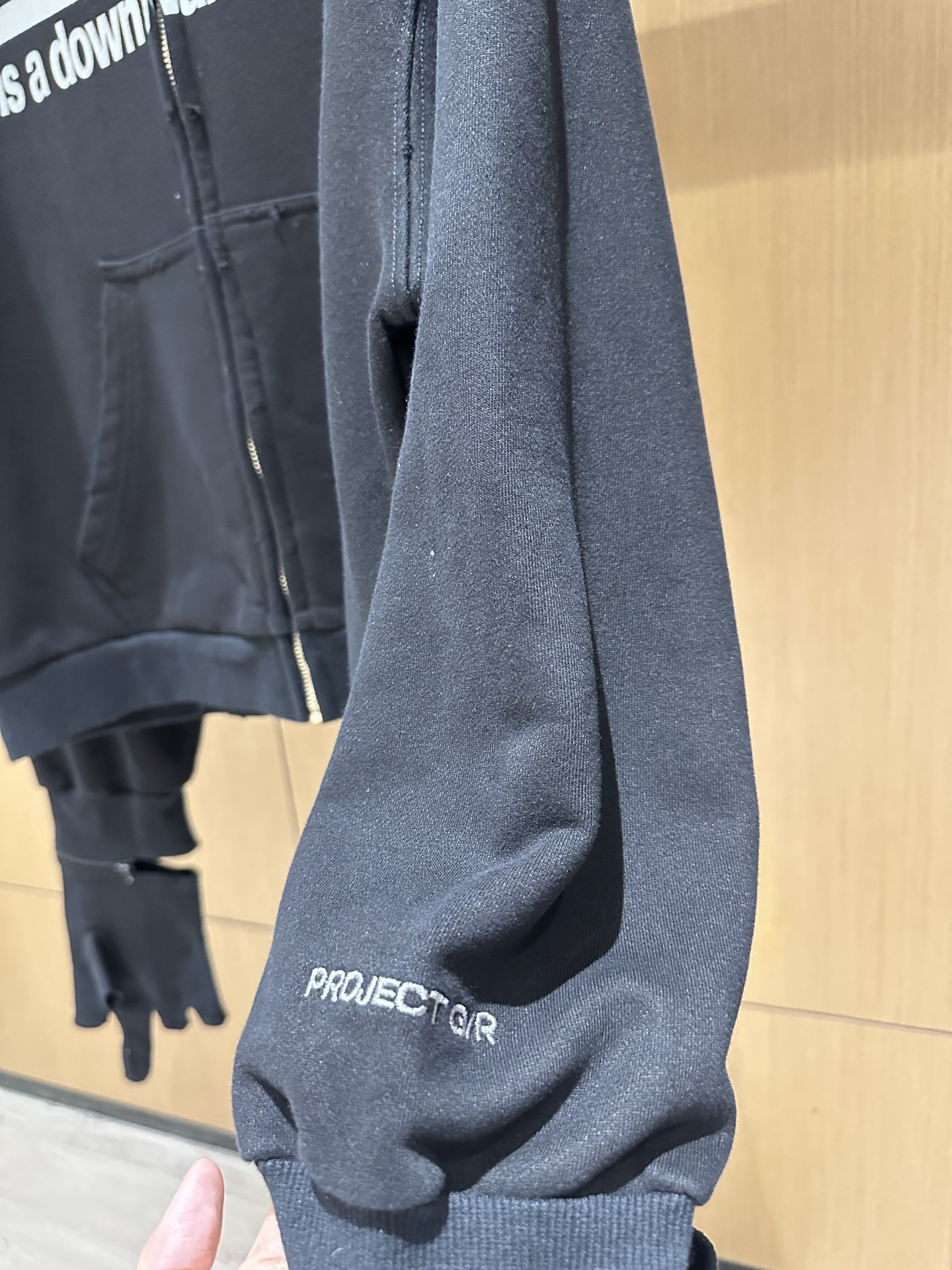 “New Band Apparel: Techno-Reflective Jacket with Rock and Roll Aesthetics” - 图片 5
