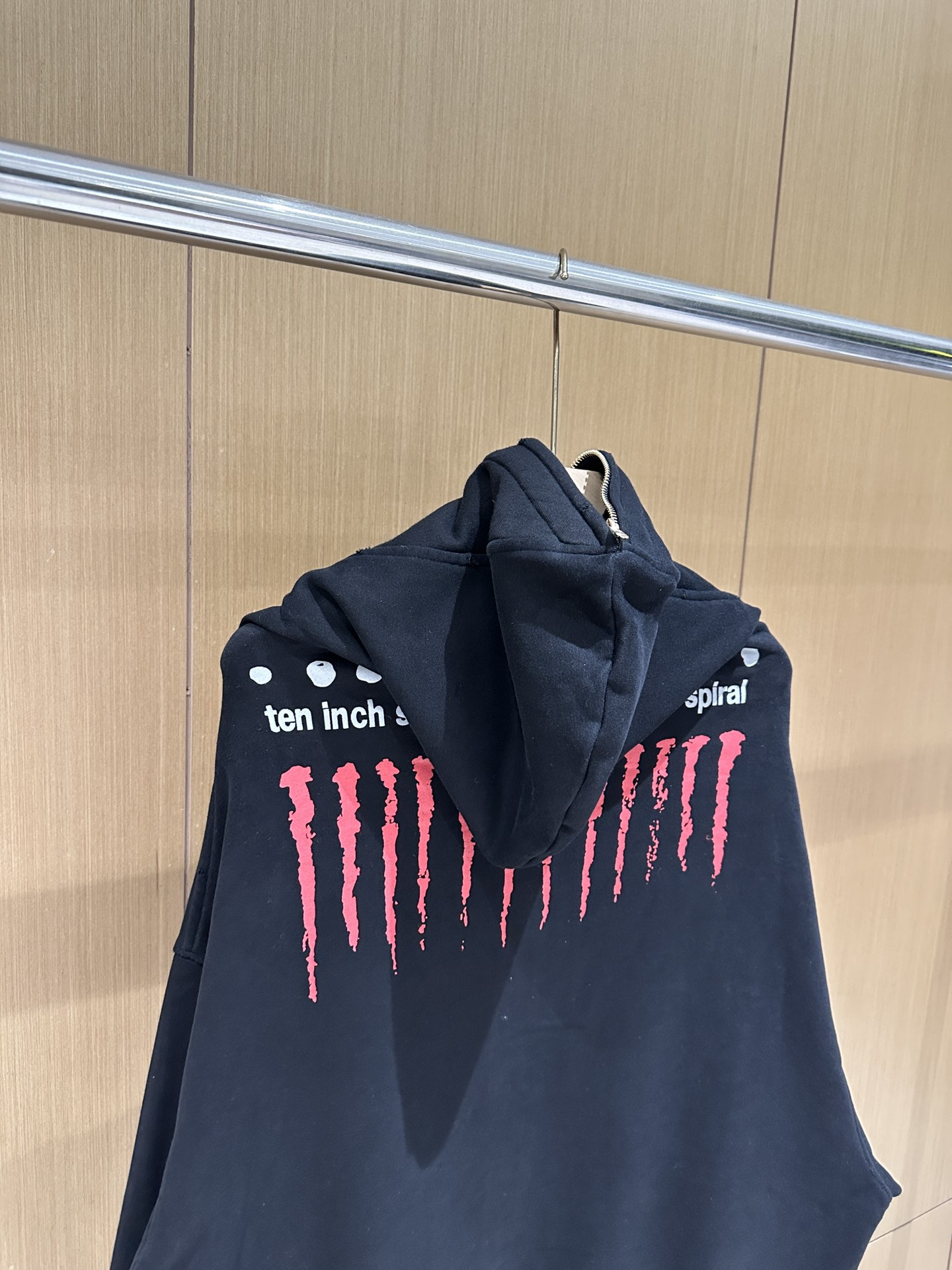 “New Band Apparel: Techno-Reflective Jacket with Rock and Roll Aesthetics” - 图片 8