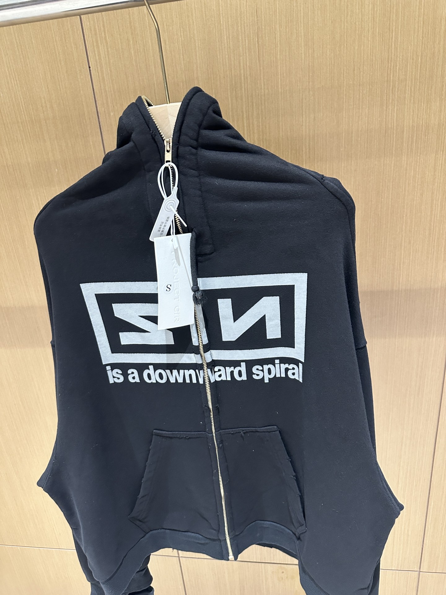 “New Band Apparel: Techno-Reflective Jacket with Rock and Roll Aesthetics” - 图片 2