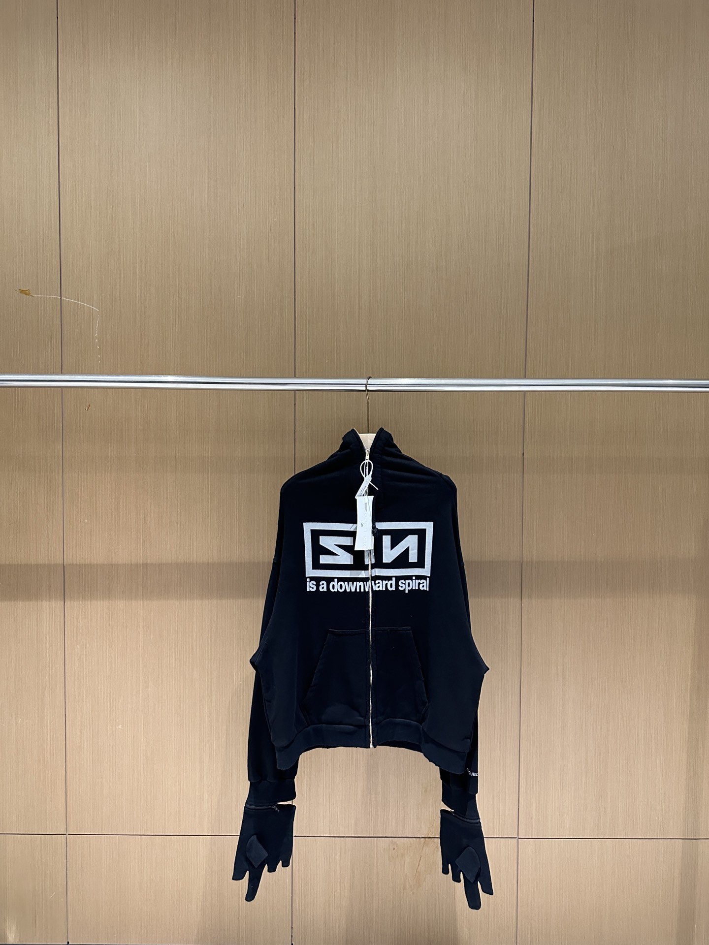 “New Band Apparel: Techno-Reflective Jacket with Rock and Roll Aesthetics”
