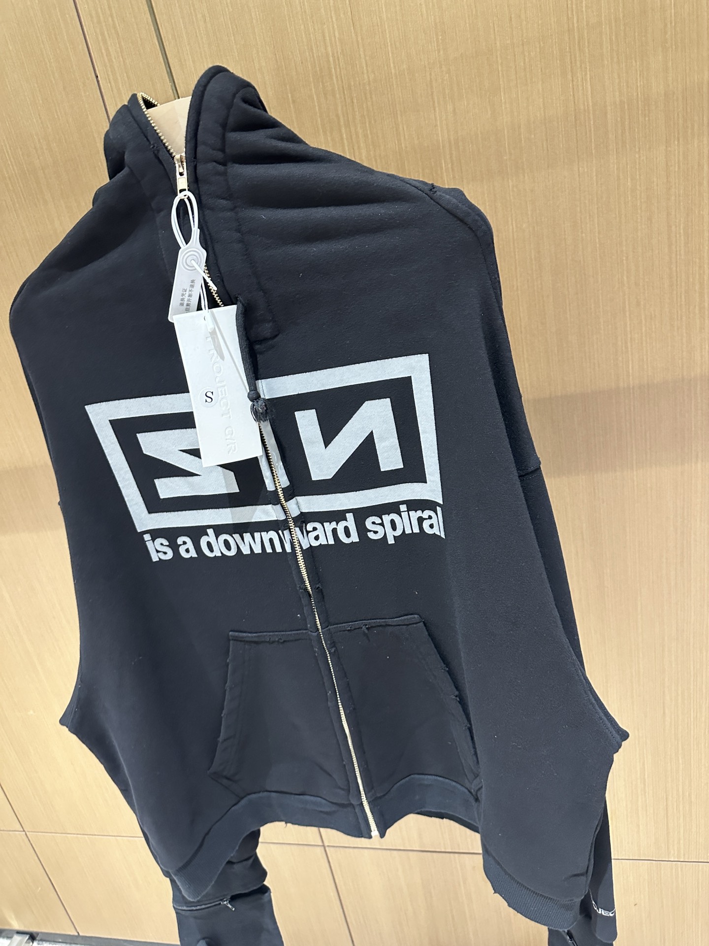 “New Band Apparel: Techno-Reflective Jacket with Rock and Roll Aesthetics” - 图片 4