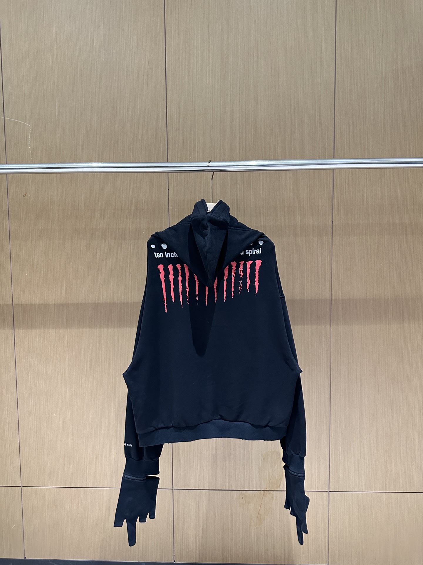 “New Band Apparel: Techno-Reflective Jacket with Rock and Roll Aesthetics” - 图片 7