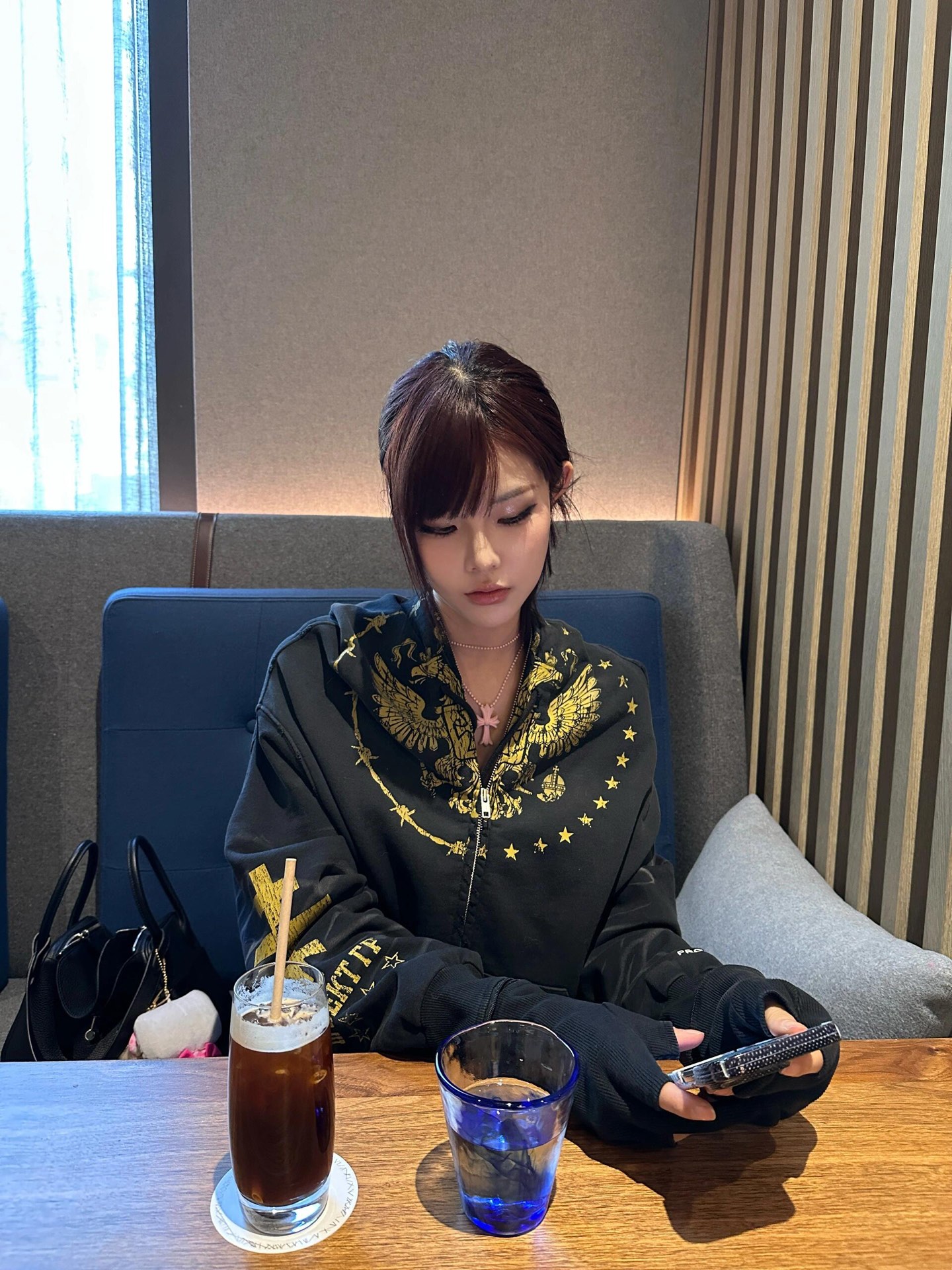 🧸Grailz Projec双头鸟连肩二合一手套拉链开衫连帽卫衣男潮牌外套P183
款号:8630
码数:1码 2码 3码
颜色:黑色 红色
高版本440g面料 区别市面塑料涤纶以次充好
经多次洗水做旧 每件都是人工手绘工艺
定制双拉链 非常重工复杂款 耗时耗人工 成本自然高
火爆小红薯的一款连帽卫衣外套 Yb同款版型 一刀未改 男女胖瘦随意驾驭