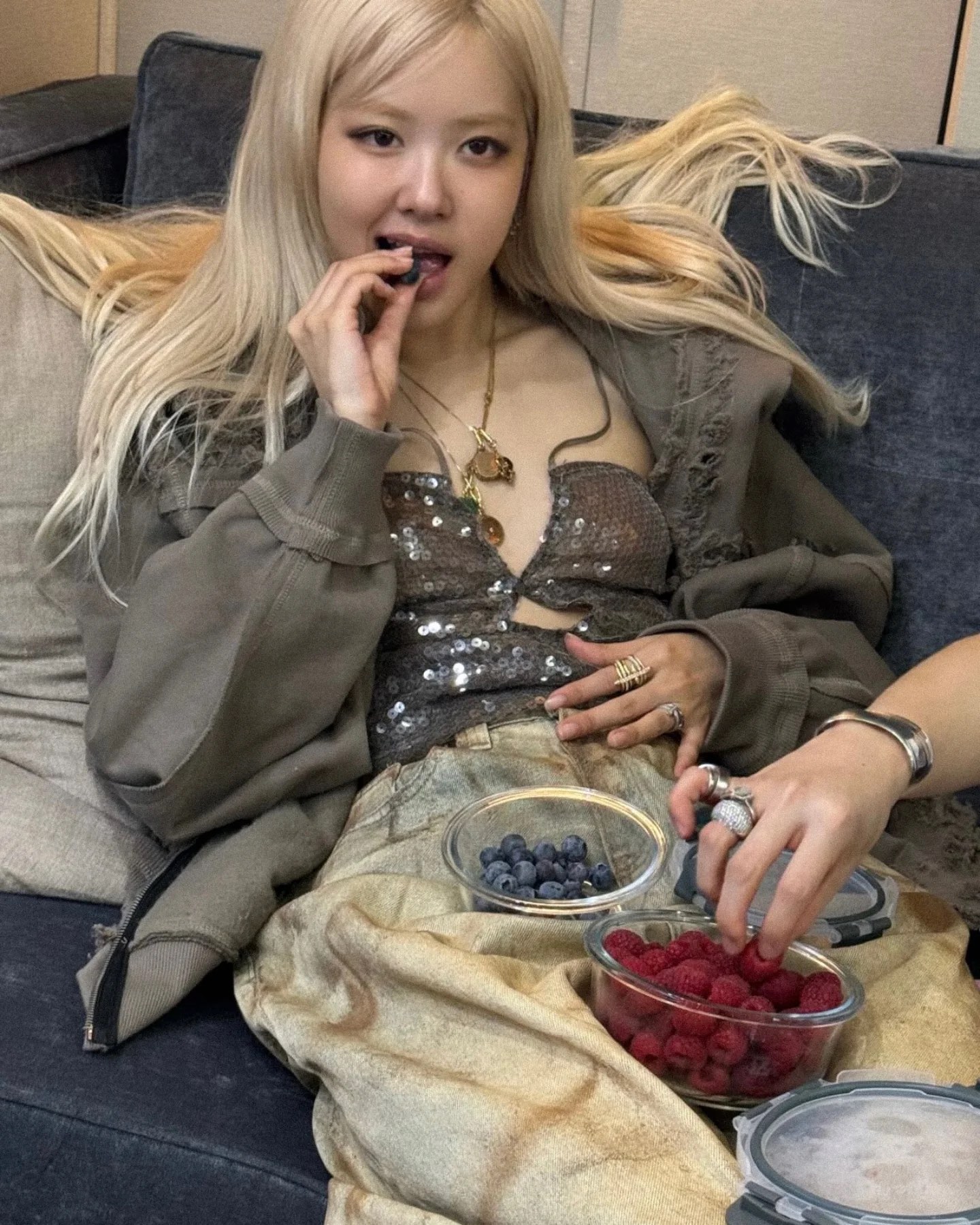 🧸Latui Atelier Rose朴彩英 关晓彤同款破坏糜烂拉链卫衣做旧外套P220
款号:8633
码数:S M L
颜色:深卡其
历经2个多月的时候终于出货了
多位明星ROSE朴彩英 关晓彤 王一衔 上身同款
整件衣服有数不清的破洞
非普通破坏 要达到原版一样糜烂起坨效果非常的难
特别耗时耗人工 超重工的一款 我愿称它为艺术品
ZP打版 三标齐全
OS大版型 男女胖瘦随意驾驭