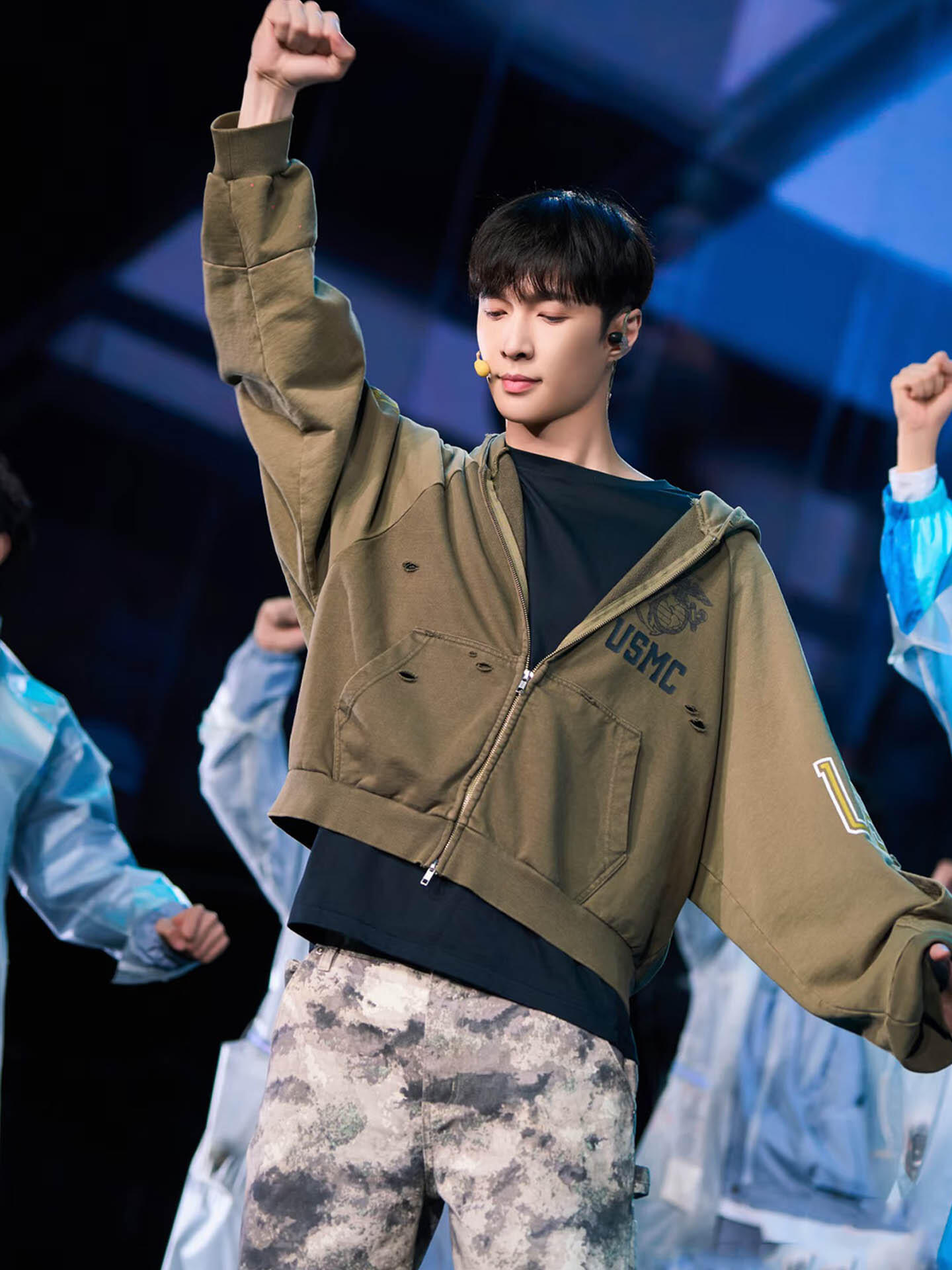 🧸Grailz Project G/R 张艺兴同款 水洗解构拼接字母卫衣连帽衫开衫P180
款号:599-7
码数:1码 2码 3码
颜色:绿色
GRAILZ PROJECT GR假俩件拉链开衫外套 以工业或末日风格的设计元素 同时融入破洞涂鸦金属装饰等摇滚文化特征 设计上会采用科技面料反光材料和结构性剪裁展现出一种前卫的美学 一些乐器也出现在服装中强调音乐文化 火爆小红薯的一款拉链连帽卫衣外套 定制YKK拉链 帽前万针高密度刺绣工艺 Yb同款版型 一刀未改 男女胖瘦随意驾驭