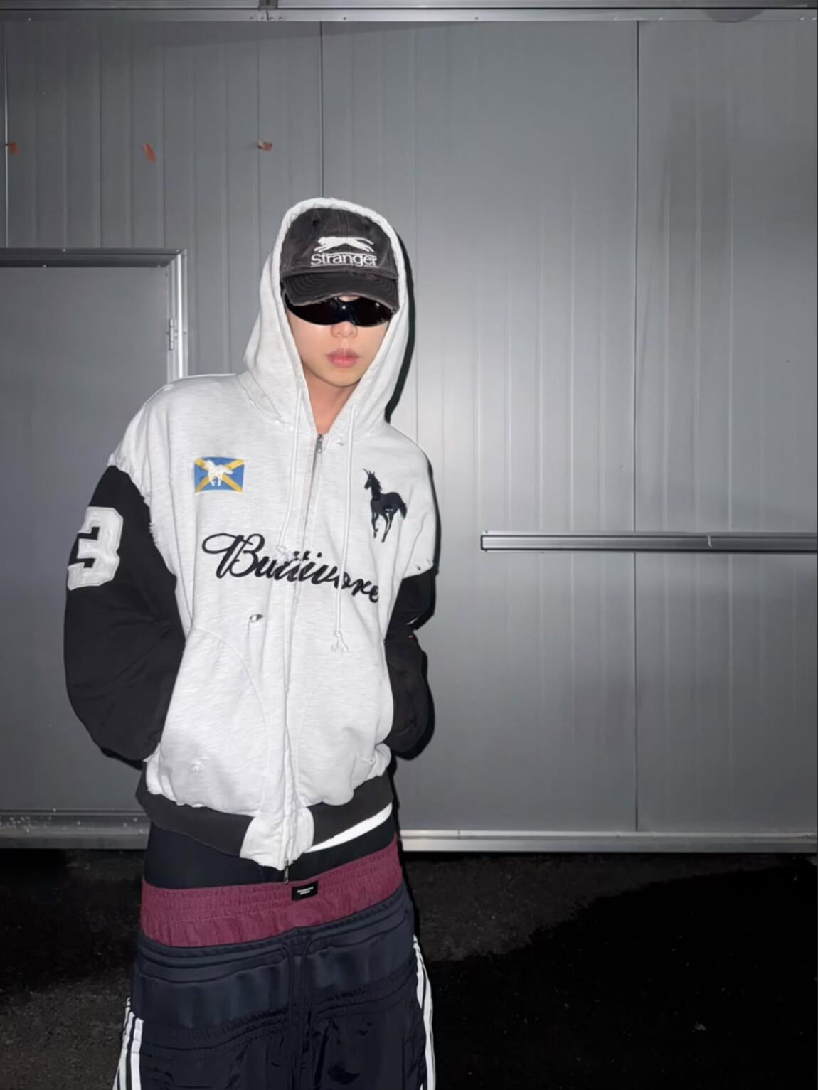 🧸Protocol Index 25fw 重工战马刺绣标语破坏拼接拉链连帽卫衣外套P180
款号:622-2
码数:1码 2码 3码
颜色:灰色
ZP打版(购买记录如下)
重磅定织高克重480g面料
袖子➕螺纹 经多次水洗做旧 泛白效果均匀自然 每批需要先拿面料测试不下10次 报废率极高
袖子螺纹颜色无色差
区别市面螺纹颜色不一致错误版本
前后大幅字母采用进口田岛机刺绣大面积重工高密度绣花效果更显立体
整件卫衣一百多处破坏,非常得耗时耗人工,
注意识别旗帜上的破坏,原版做货,细节到位,
区别市面旗帜无破坏错误版本❗❗❗
OS宽松版型,男女胖瘦随意驾驭