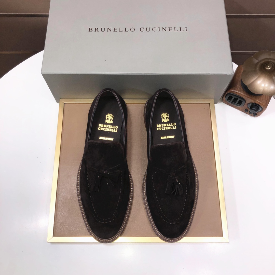NO:779566,The new Brunello Cucinelli men's casual slip-on loafers are on sale simultaneously on the official website. This BC non-tide rubber sole calfskin has the characteristics of super soft grain and pleasant touch. The rubber outsole and the inner foot pad are all cowhide. Made with heavy craftsmanship. Leather shoe size: 38-44. Comes with original packaging box + dust bag, brunello cucinelli, loafers, cowhide19860909新款Brunello Cucinelli男士休闲套脚乐福鞋 官网同步发售.这款BC不退潮感的胶底 小牛皮具有超柔软粒纹和怡人触感的特色.橡胶大底 内里垫脚全牛皮 重工打造 皮鞋码数:38-44 配原版包装盒+防尘袋,,brunello cucinelli,loafers,cowhide,Men's shoes