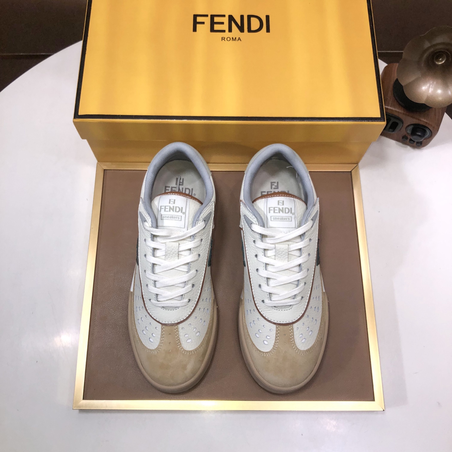 NO:283665,Fendi's latest couple model, many celebrities' same style FD match, original one-to-one replica, designer Kim Jones's first sneakers, fendi match and donkey-branded Trainer basketball sneakers, material original silk leather inner lining breathable net, packaging original 1:1 matching high-end packaging size women 35-40 men 38-44 (45 46 custom made no return),,fendi,fendi,louis vuitton,sneakers19860909Fendi芬迪最新情侣款 众多明星同款 FD match 原版一比一复刻 设计师Kim Jones打造的首款运动鞋fendi match 和驴牌的Trainer篮球运动鞋 材质原版丝绸皮内里透气网 包装原版1:1配套高档包装 size 女35-40 男38-44（45 46订做不退换）,,fendi,fendi,louis vuitton,sneakers,Men's shoes