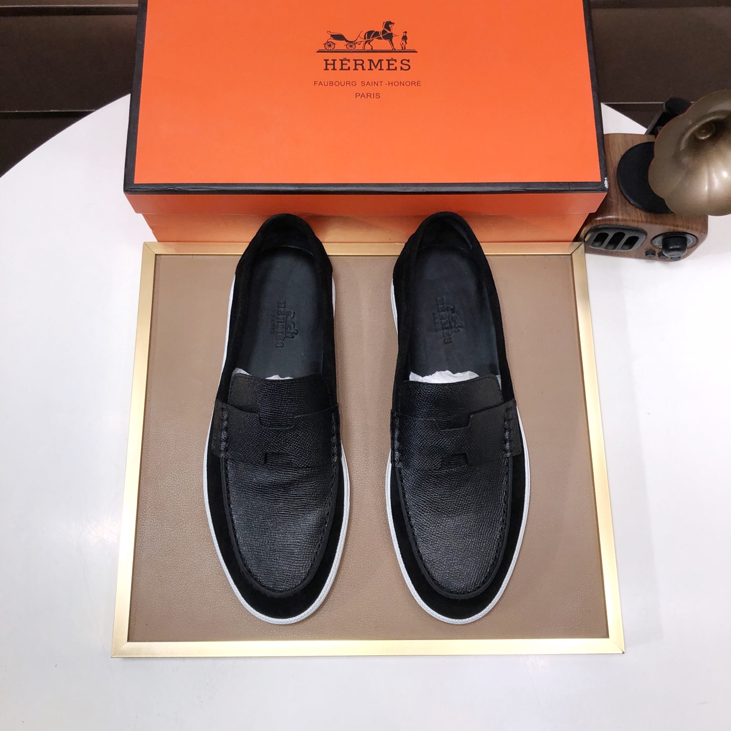 NO:275462,【HERMES】(Cowhide inner lining) Italy's top luxury, it does not pursue novel styles and gorgeous colors, and attracts successful men's favor with its flawless, elegant and classic style. This is a very, very comfortable, simple and stable style that allows you to easily match any style!  The style is absolutely refined with the original cover 1:1, and we are even more perfect in terms of material. The inner texture of imported cowhide   cowhide is extraordinary!  .Code number 38-45 (45 customization), hermes, hermes, cowhide19860909【爱马仕 HERMES】（牛皮内里）意大利顶级奢侈他不追求新奇的款式和华丽的色彩,以其完美无瑕、优雅、经典的风格吸引着成功男士的青睐正装皮鞋 这款非常非常舒适,简洁稳重的款式让您轻松搭配任何风格！版型绝对原版套楦1:1精制,材质方面我们更是精益求精,进口牛皮 牛皮内里质感非凡！.码数38-45(45定制),,hermes,hermes,cowhide,Men's shoes