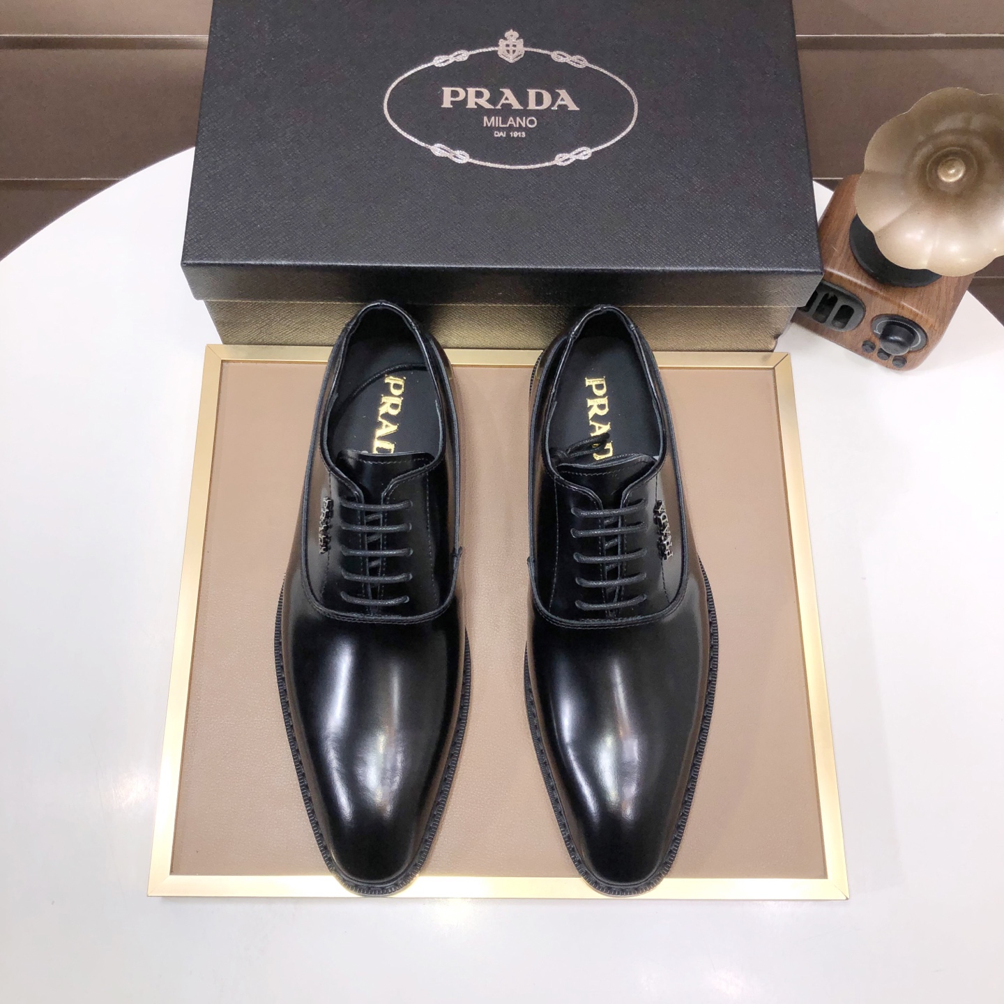 NO:276002,[Prada] (full high-end cowhide inner lining) The latest genuine leather business suit shoes are on the market simultaneously, imported from Italy, made of first layer cowhide one to one, 1:1 rubber sole on the official website. It is versatile, high-end and classy, ​​and the color combination is extraordinary. This four-season model is charming when worn on the feet and shows the temperament of the big brand. Standard code 38-45 (customized for 45), prada, business suit, cowhide19860909【普拉达】（全高端牛皮内里）最新真皮商务西装鞋官网同步上市,意大利进口 头层牛皮一比一重金打造,官网1:1橡胶大底.穿着百搭,高档不失档次,彩色搭配气度不凡.此款四季款,穿在脚上魅力四射尽显大牌气质.标准码38-45（45定做）,,prada,business suit,cowhide,Men's shoes