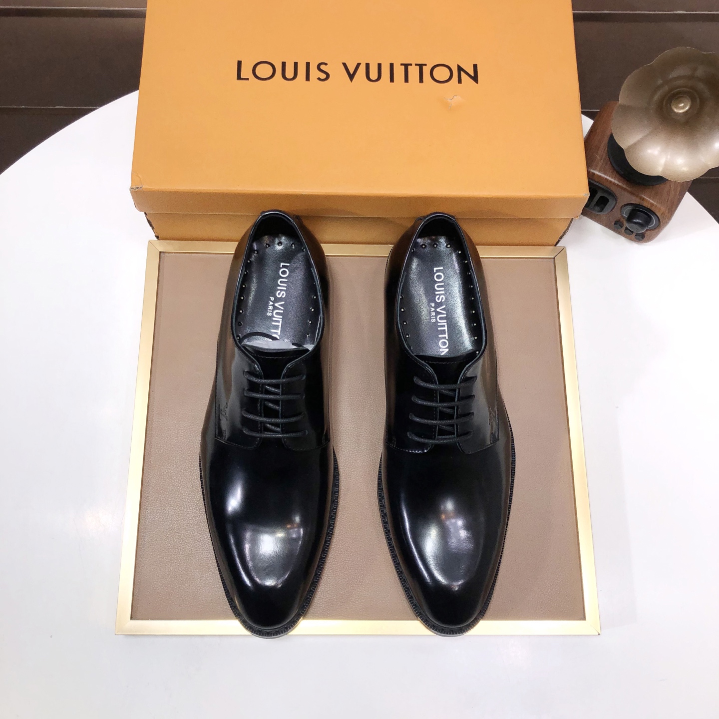 NO:276006,【LV】 (original single cowhide inner lining) LV's latest genuine leather business suit shoes are on the market simultaneously, imported from Italy, first layer cowhide is made of one to one, 1:1 rubber sole on the official website. It is versatile, high-end and classy, ​​and the color combination is extraordinary. This four-season model is charming when worn on the feet and shows the temperament of the big brand. Standard code 38-45 (customized for 45), louis vuitton, business suit, cowhide19860909【LV】（原单牛皮内里）LV最新真皮商务西装鞋官网同步上市,意大利进口 头层牛皮一比一重金打造,官网1:1橡胶大底.穿着百搭,高档不失档次,彩色搭配气度不凡.此款四季款,穿在脚上魅力四射尽显大牌气质.标准码38-45（45定做）,,louis vuitton,business suit,cowhide,Men's shoes