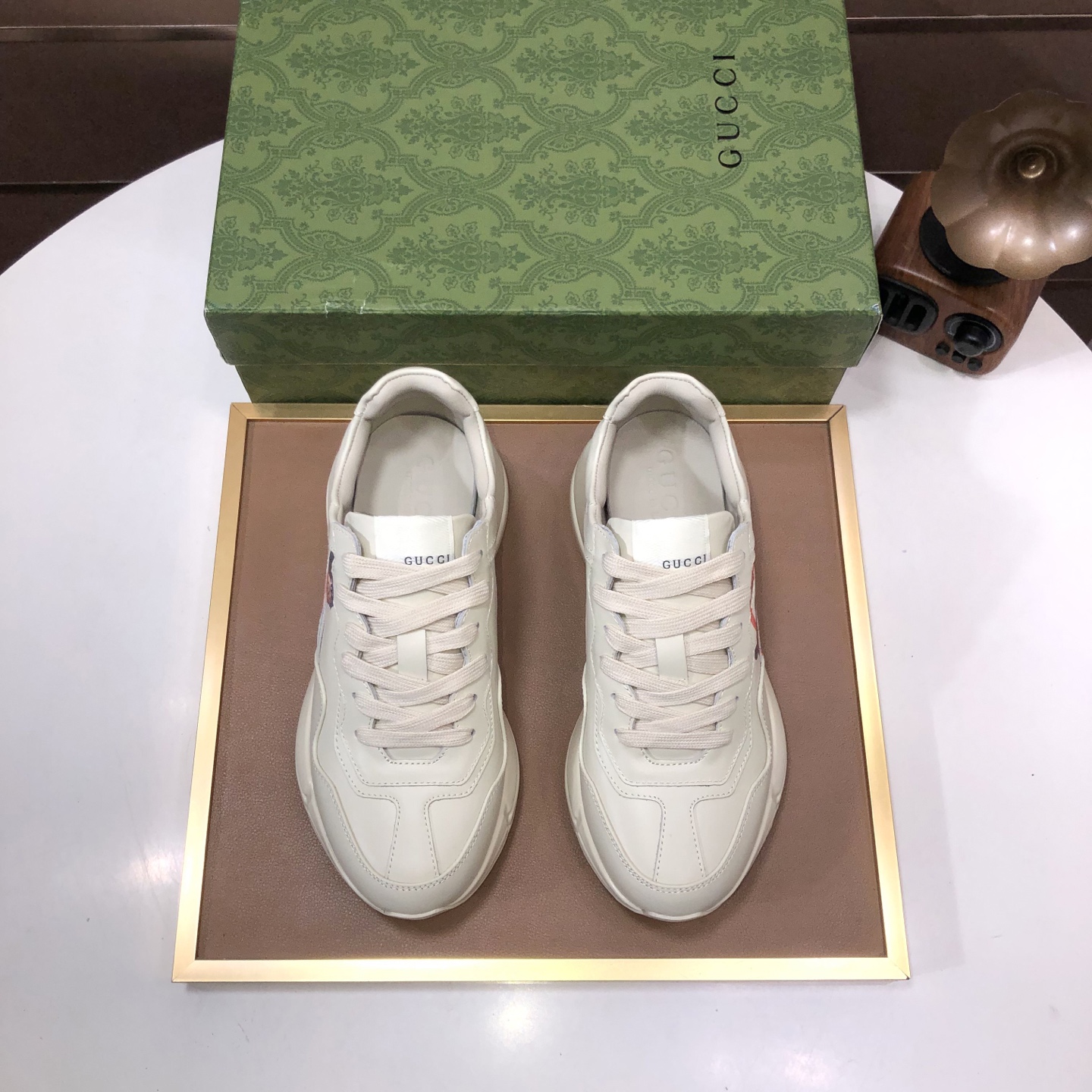 NO:276999,【GUCCI】High-up version of hot dad shoes, official website one-to-one replica (couple model) 2018 counters are released simultaneously, the upper is imported cowhide, comfortable sheepskin inner lining, first-class foot feel, original lightweight shock-absorbing thick foamed sole, simple color combination, versatile and handsome, size 35-40 for women, 38-45 for men (45 custom-made without return and exchange) full set of packaging (gift bag, card, invoice), gucci, cowhide, sheepskin19860909【GUCCI】高版本 爆款老爹鞋 官网一比一复刻（情侣款）2018专柜同步发售 ,,鞋面采用进口牛皮,舒适羊皮内里,脚感一级棒,原版轻便减震加厚发泡大底,简约拼色,百搭帅气,码数女35-40,男38-45（45定做不退换）全套包装（礼品袋 卡片不袋 发票）,,gucci,cowhide,sheepskin,Men's shoes