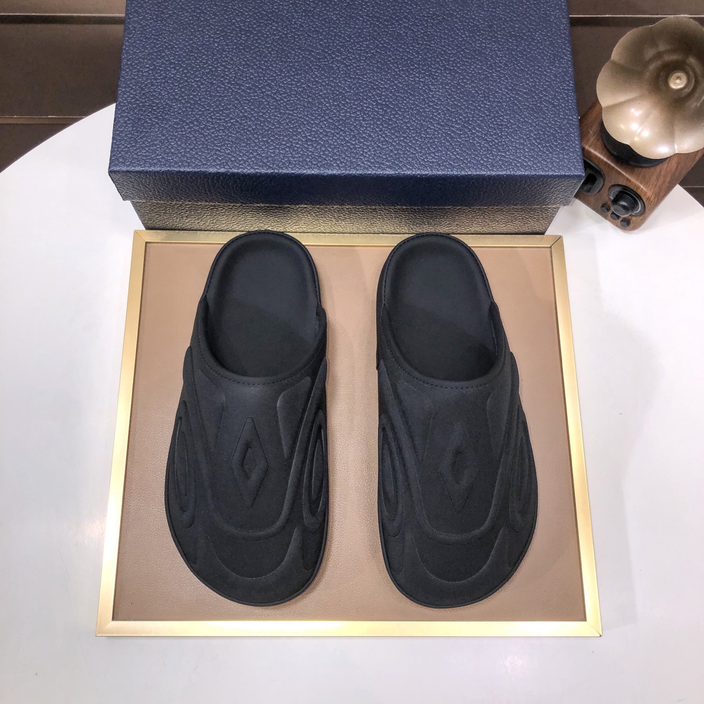 NO:279122,The top purchasing version of the market, men's spring and summer slippers and sandals, counter synchronization, upper imported cowhide fabric from Italy, logo graphics, high-quality craftsmanship, original sole, original special original sole, exclusive movable molding sole is super comfortable, original order goods, high quality, can enter and exit the counter at will, welcome to compare, Size: 38-45,, sandals, slippers, cowhide19860909市场顶级代购版,男士春夏拖鞋凉鞋,专柜同步 鞋面意大利进口牛皮面料,标志图形高品质工艺,鞋底原厂特供原版底,独家活动成型底超级舒适,原厂跟单货,高品质,可随意进出专柜,欢迎对比,Size:38-45,,sandals,slippers,cowhide,Men's shoes