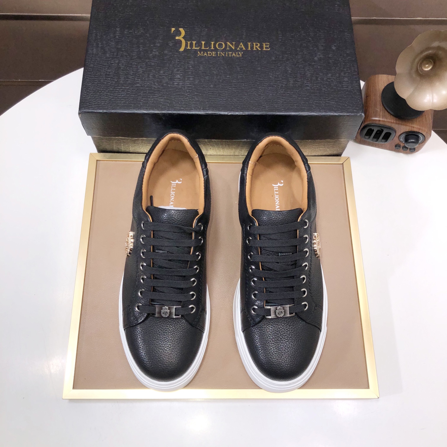 NO:279959,【3illionaire Millionaire】 (original single quality) official website is the world's first launch, high-end brand of men's shoes, the latest masterpiece, imported original cowhide   imported cowhide inner lining, original Baotou rubber sole, soft and comfortable, making walking more convenient and comfortable!  Size: 38-44 (45 can be customized), cowhide19860909【3illionaire 百万富翁】(原单品质)官网全球首发 男鞋高端品牌 最新力作意大利进口原版专用牛皮 进口牛皮内里原版包头橡胶大底 柔软舒适,让行走更加便捷舒适！尺码:38-44(45可定制),,cowhide,Men's shoes