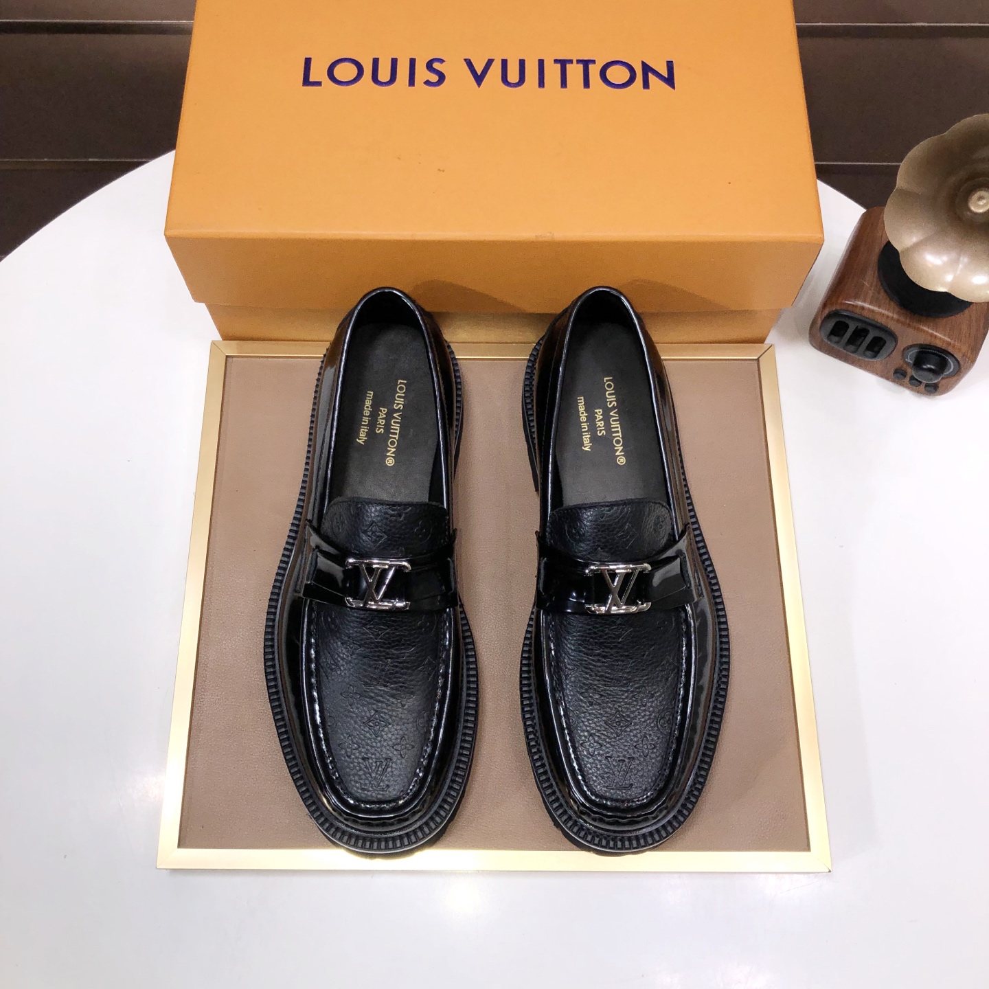 NO:280844,【LV】 (original single cowhide inner lining) LV's latest genuine leather business suit shoes are on the market simultaneously, imported from Italy, first layer cowhide is made one to one, the official website is 1:1 shot and the sole is very good. The dress is versatile, high-end and classy, ​​and the color combination is extraordinary. This four-season model is charming when worn on the feet and shows the temperament of the big brand. Standard code 38-45 (customized for 45), louis vuitton, business suit, cowhide19860909【LV】（原单牛皮内里）LV最新真皮商务西装鞋官网同步上市,意大利进口 头层牛皮一比一重金打造,官网1:1发炮秒大底.穿着百搭,高档不失档次,彩色搭配气度不凡.此款四季款,穿在脚上魅力四射尽显大牌气质.标准码38-45（45定做）,,louis vuitton,business suit,cowhide,Men's shoes