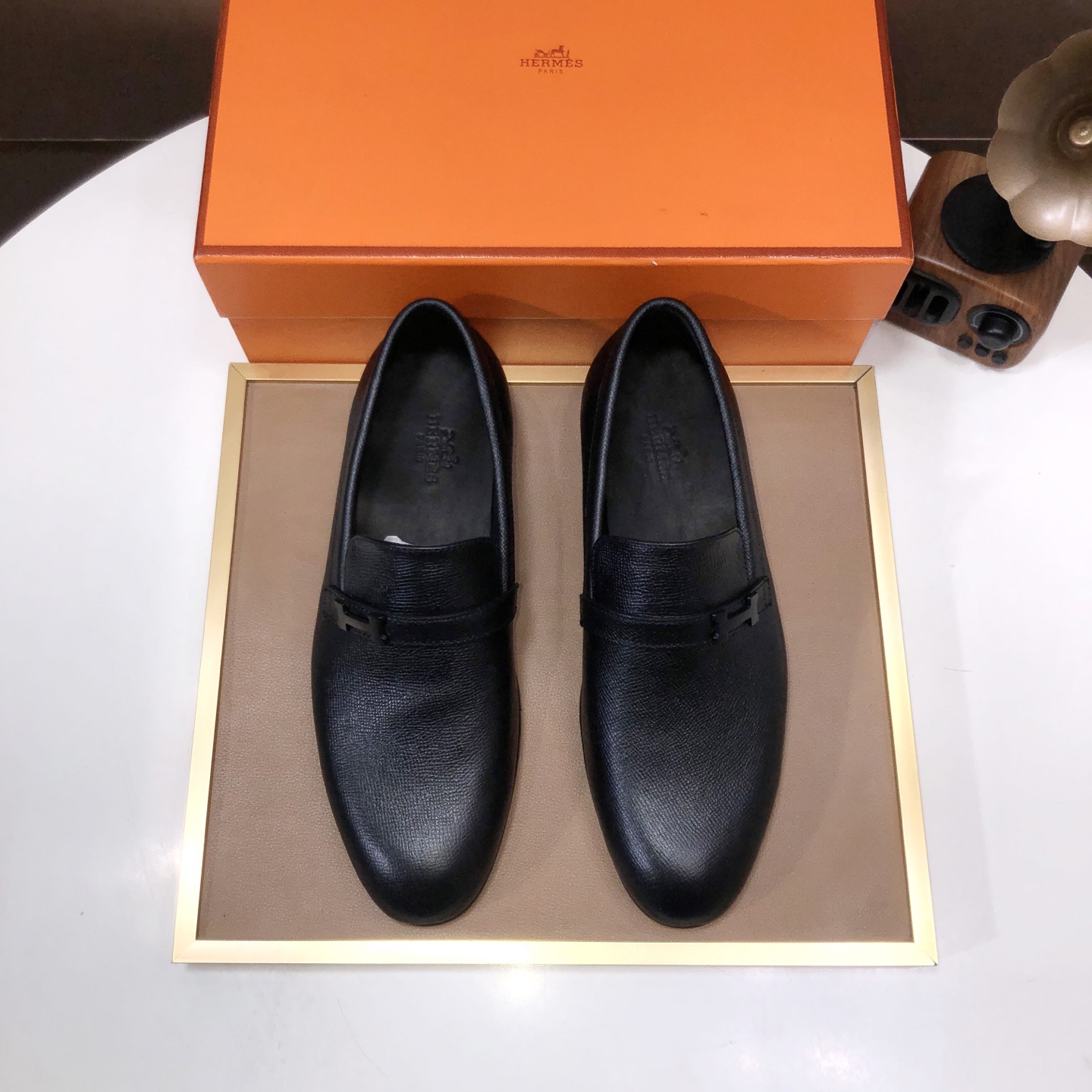 NO:357109,【HERMES】(Cowhide inner lining) Italy's top luxury, it does not pursue novel styles and gorgeous colors, and attracts the favor of successful men's formal leather shoes with its flawless, elegant and classic style. This very, very comfortable, simple and stable style allows you to easily match any style!  The style is absolutely refined with the original cover 1:1, and we are even more perfect in terms of material. The inner texture of imported cowhide + cowhide is extraordinary!  .Code number 39-45 (45 customization), hermes, hermes, cowhide19860909【爱马仕 HERMES】（牛皮内里）意大利顶级奢侈他不追求新奇的款式和华丽的色彩,以其完美无瑕、优雅、经典的风格吸引着成功男士的青睐正装皮鞋 这款非常非常舒适,简洁稳重的款式让您轻松搭配任何风格！版型绝对原版套楦1:1精制,材质方面我们更是精益求精,进口牛皮+牛皮内里质感非凡！.码数39-45(45定制),,hermes,hermes,cowhide,Men's shoes