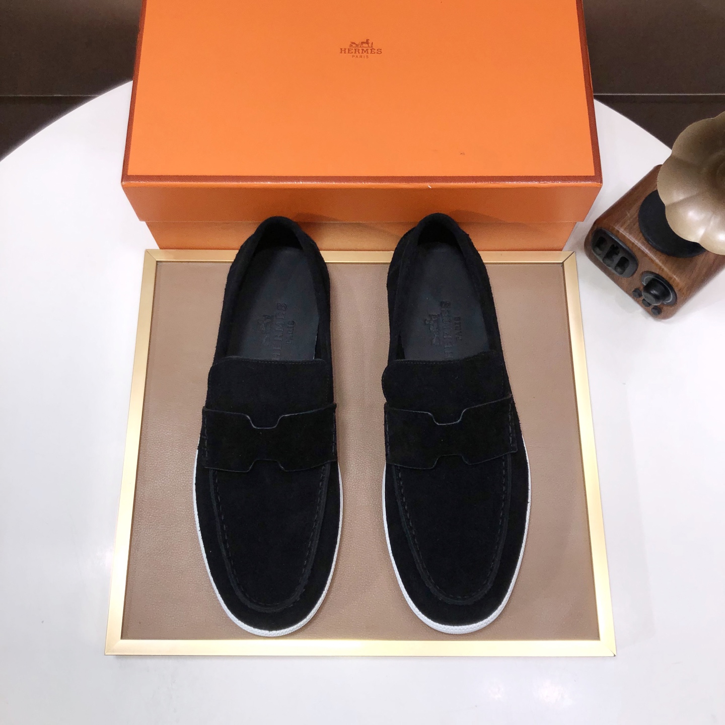 NO:283997,【HERMES】(Cowhide inner lining) Italy's top luxury, it does not pursue novel styles and gorgeous colors, and attracts the favor of successful men's formal leather shoes with its flawless, elegant and classic style. This very, very comfortable, simple and stable style allows you to easily match any style!  The style is absolutely refined with the original cover 1:1, and we are even more perfect in terms of material. The inner texture of imported cowhide   cowhide is extraordinary!  .Code number 39-45 (45 customization), hermes, hermes, cowhide19860909【爱马仕 HERMES】（牛皮内里）意大利顶级奢侈他不追求新奇的款式和华丽的色彩,以其完美无瑕、优雅、经典的风格吸引着成功男士的青睐正装皮鞋 这款非常非常舒适,简洁稳重的款式让您轻松搭配任何风格！版型绝对原版套楦1:1精制,材质方面我们更是精益求精,进口牛皮 牛皮内里质感非凡！.码数39-45(45定制),,hermes,hermes,cowhide,Men's shoes