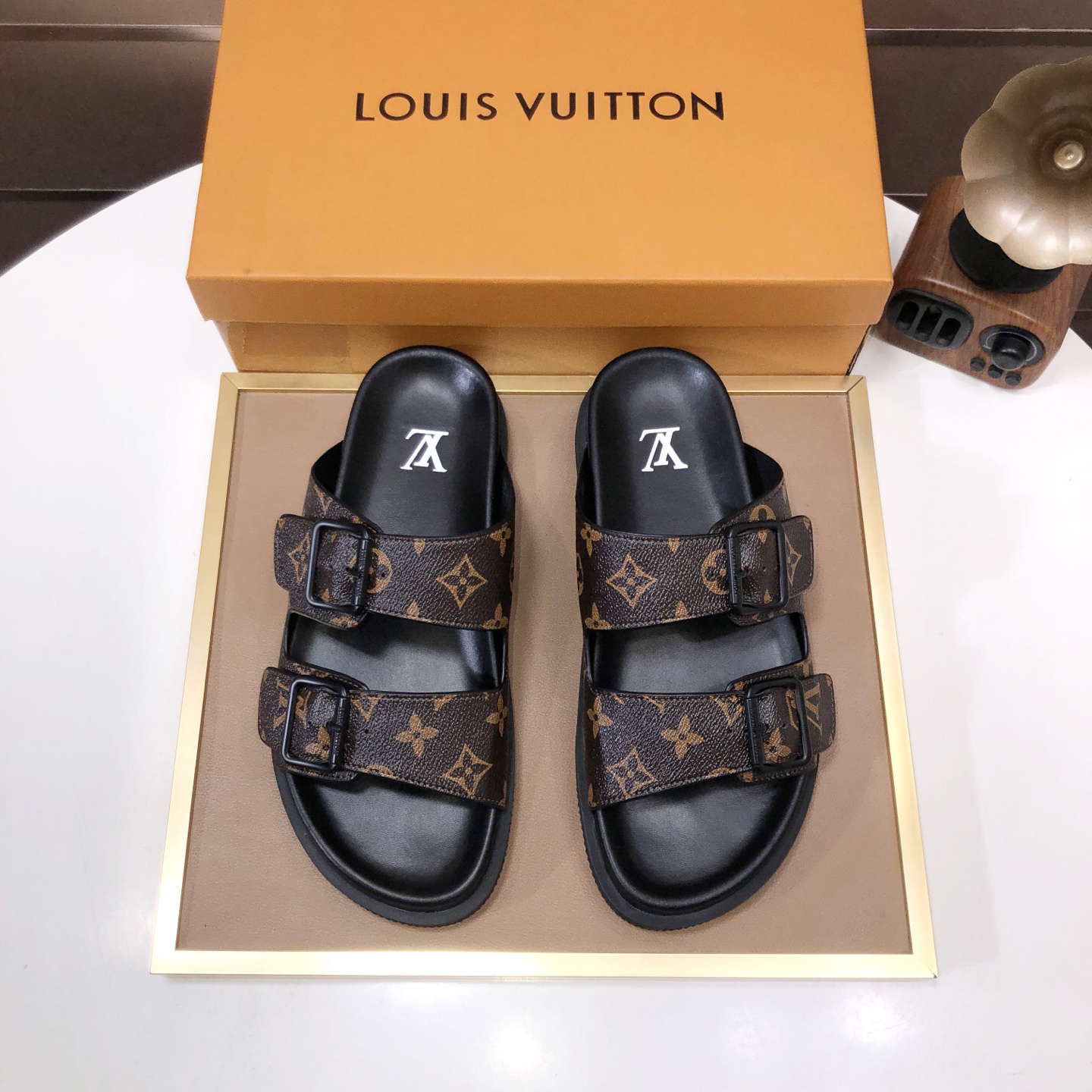 NO:346397,[Louis Vuitton LV slippers] (high-end cowhide) counter 11 fashion style is a must-have in summer!  The designer used LV's iconic outsole, which immediately made the originally simple slippers look very fashionable!  The upper is made of flexible special cowhide belts, and the workmanship is exquisite!  A must-have for handsome men in summer, 38-45 (45 custom made), louis vuitton,louis vuitton,slippers,cowhide19860909【路易威登LV拖鞋】（高端牛皮)专柜11时尚风范 夏季必备！设计师运用了LV 标志性的大底.使得原本简单的拖鞋立刻变得潮范十足！鞋面采用柔韧的专用牛皮带相间搭配,做工考究！型男过夏天必备,码数 38-45(45定做),,louis vuitton,louis vuitton,slippers,cowhide,Men's shoes