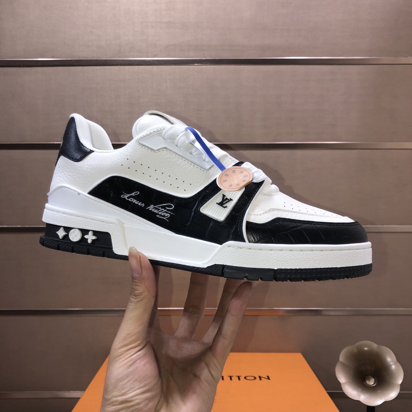 NO:778461,Original development, quality shipment, welcome to compare - LV sneaker series LV Trainer Maxi sneakers introduce the loose silhouette of the ready-to-wear series into the LV Trainer sneaker design penned by Virgil Abloh, making an eye-catching appearance in the spring and summer men's wear shows. The cow leather upper is combined with rough fabric laces, and colorful beads highlight the brand's classic elements. LV letters are marked on the tongue, and the Monogram floral outsole is mixed materials.  Made of first-layer cowhide, wrapped in imported custom-printed denim, thick shoelace design, large Monogram print on the side, 'lv 54' badges on the tongue and heel, rubber outsole decorated with Monogram flowers, mesh lining and cotton feet, the comfort is as extreme as ever, premium heritage, quality first, worth owning!  Sizes for women are 35-39 (40 is custom-made and non-refundable) Men’s models are 39-45 (38.46 is custom-made and is non-returnable) Full set of packaging with original gift box, Louis Vuitton, sneakers, cowhide19860909原版开发 品质出货 欢迎对比 ——LV板鞋系列 LV Trainer Maxi运动鞋将成衣系列的宽松廓形引入VirgilAbloh笔下的LVTrainer运动鞋设计,春夏男装秀场瞩目亮相.牛皮革鞋面结合粗犷织物鞋带,以缤纷串珠点明品牌经典元素.LV字母标注鞋舌,Monogram花卉栖身外底.混合材质 采用头层牛皮制成,进口定制专用印花牛仔布包裹,粗鞋带系带设计,侧面带 Monogram 大印花, 鞋舌及后跟”lv 54“徽章点缀,橡胶外底饰有 Monogram 花卉, 网布内里棉垫脚,舒适性一如既往的达到极致,精品传承,品质至上,值得拥有！ 码数女款35-39 (40定做不退换) 男款39-45（38.46定做不退换） 全套包装搭配原版礼盒,,louis vuitton,sneakers,cowhide,Men's shoes