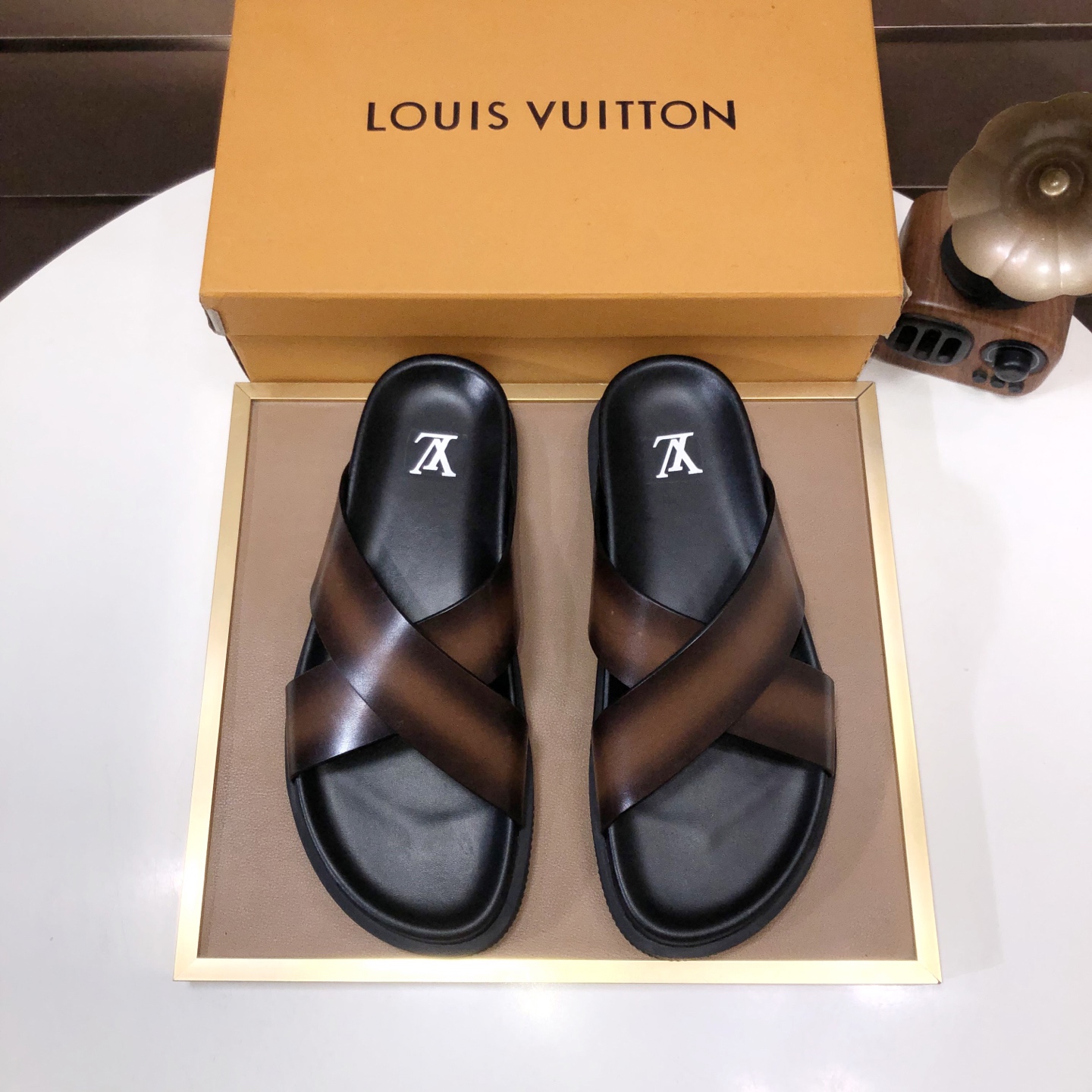 NO:349582,[Louis Vuitton LV slippers] (high-end cowhide) counter 11 fashion style is a must-have in summer!  The designer used LV's iconic outsole, which immediately made the originally simple slippers look very fashionable!  The upper is made of flexible special cowhide belts, and the workmanship is exquisite!  A must-have for handsome men in summer, 38-45 (45 custom made), louis vuitton,louis vuitton,slippers,cowhide19860909【路易威登LV拖鞋】（高端牛皮)专柜11时尚风范 夏季必备！设计师运用了LV 标志性的大底.使得原本简单的拖鞋立刻变得潮范十足！鞋面采用柔韧的专用牛皮带相间搭配,做工考究！型男过夏天必备,码数 38-45(45定做),,louis vuitton,louis vuitton,slippers,cowhide,Men's shoes