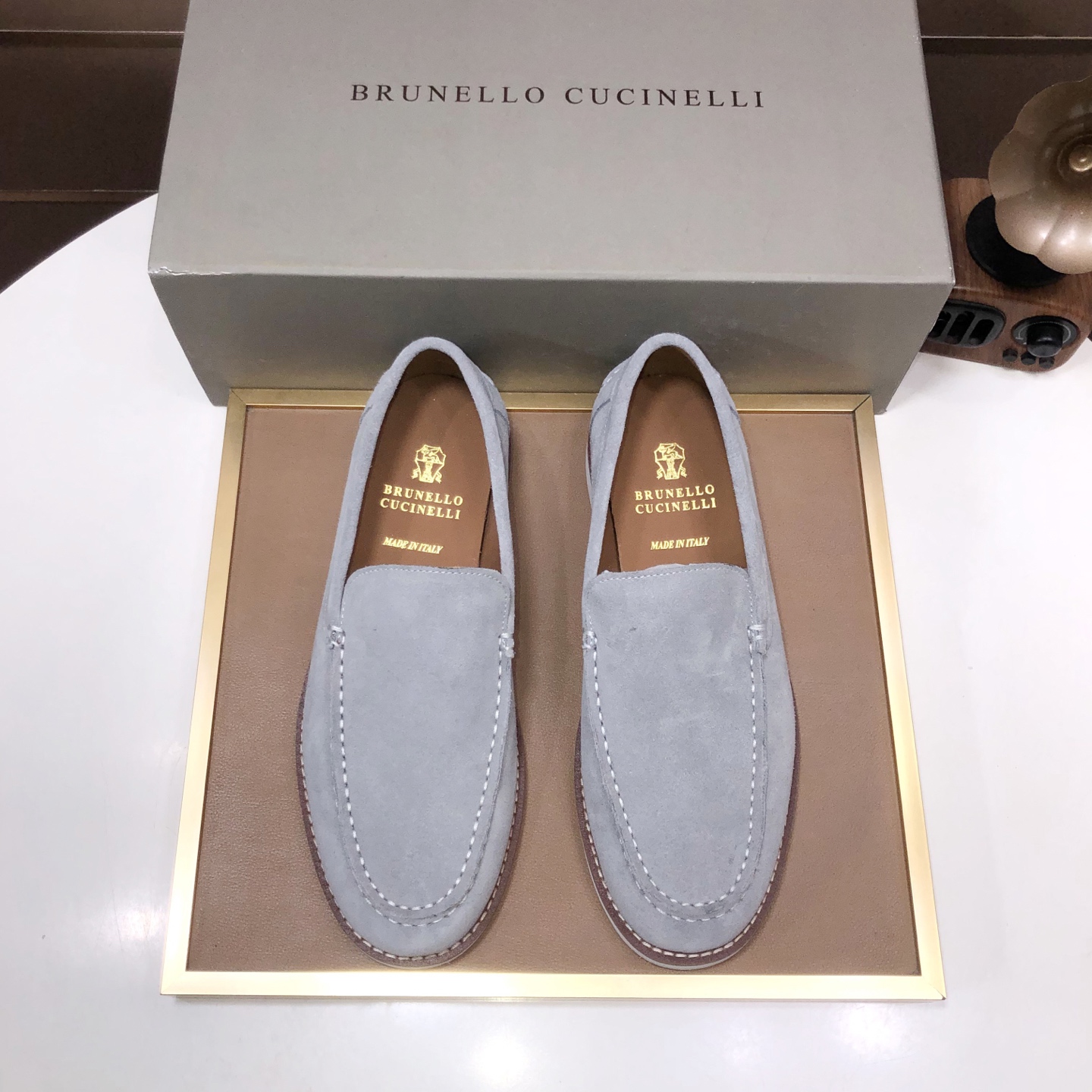 NO:663822,The new Brunello Cucinelli men's casual slip-on loafers are on sale simultaneously on the official website. This BC non-tide rubber sole calfskin has the characteristics of super soft graining and pleasant touch. The rubber outsole and the inner foot pad are made of full cowhide. Leather shoe size: 39-44 (38 45 46 47 customized and non-returnable) with original packaging box + dust bag, brunello cucinelli, loafers, cowhide19860909新款Brunello Cucinelli男士休闲套脚乐福鞋 官网同步发售.这款BC不退潮感的胶底 小牛皮具有超柔软粒纹和怡人触感的特色.橡胶大底 内里垫脚全牛皮 重工打造 皮鞋码数:39-44（38 45 46 47 定制不退换）配原版包装盒+防尘袋,,brunello cucinelli,loafers,cowhide,Men's shoes
