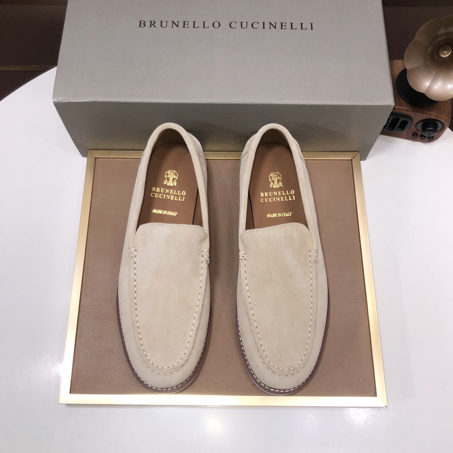 NO:350454,The new Brunello Cucinelli men's casual foot-covered loafers are available simultaneously on the official website. This BC's non-tide-down rubber sole calfskin has super soft grain pattern and pleasant touch. Rubber outsole, all cowhide, heavy-duty leather shoe size: 39-44 (38 45 46 47 Customized non-return and exchange) with original packaging box + dust bag, brunello cucinelli, loafers, cowhide19860909新款Brunello Cucinelli男士休闲套脚乐福鞋 官网同步发售.这款BC不退潮感的胶底 小牛皮具有超柔软粒纹和怡人触感的特色.橡胶大底 内里垫脚全牛皮 重工打造 皮鞋码数:39-44（38 45 46 47 定制不退换）配原版包装盒+防尘袋,,brunello cucinelli,loafers,cowhide,Men's shoes