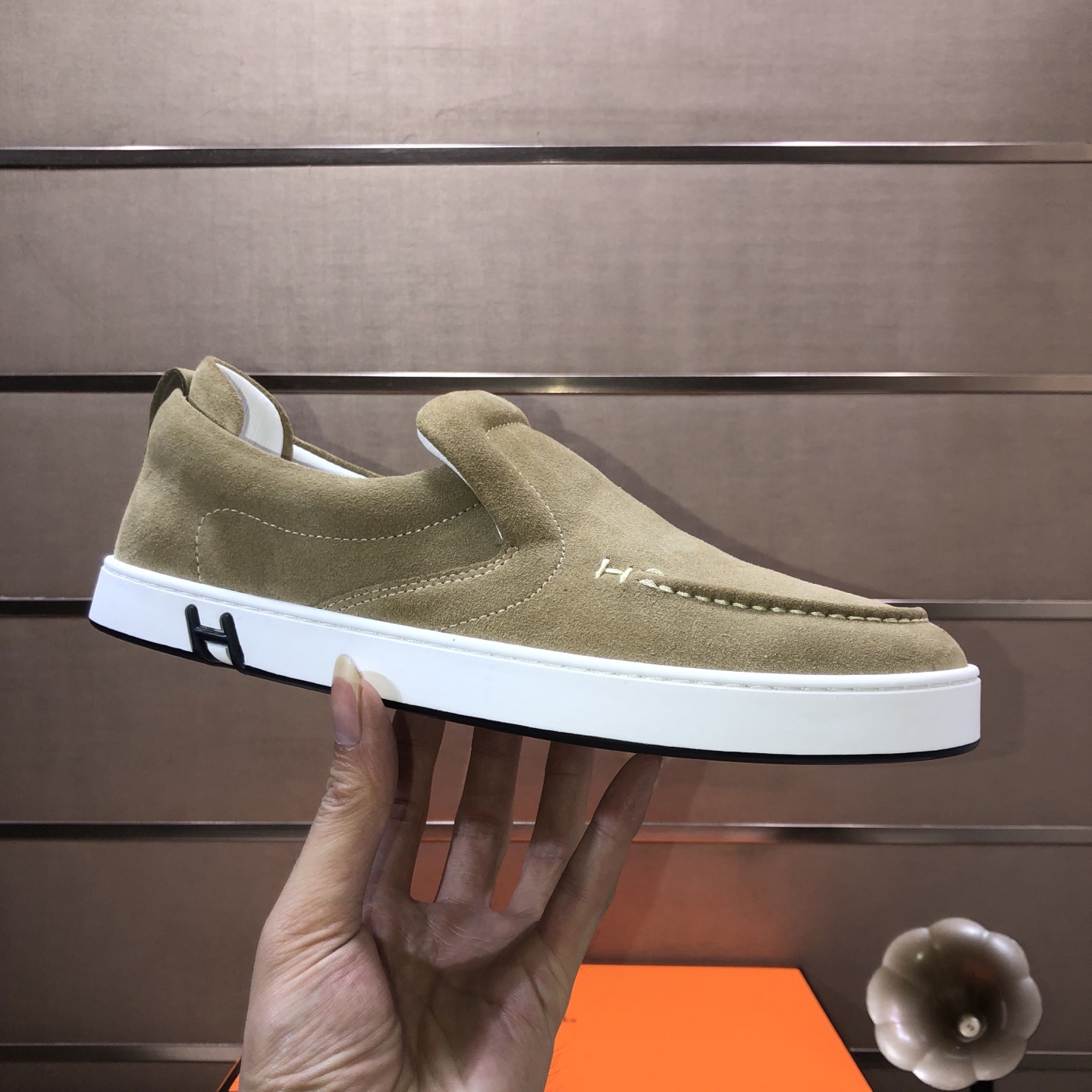 NO:778991,[Hermès] (cowhide lining) popular counter original item!  The world's top brand...Luxury quality...//Fashion High-end upper-foot...gives you a low-key and luxurious comfort experience. The upper is made of pure first-layer cowhide imported from Italy...sweat-absorbent cowhide lining...comfortable and breathable, high-end and classy...luxury and noble!!  ..Original factory shipment [Hug] stall..Original plate.Code number: 39-46(45.46 customized),,hermes,cowhide19860909【爱马仕】（牛皮内里）爆款专柜原单货！世界顶级品牌..奢华品质....//时尚 上脚高档次 ..给你低调奢华的舒适体验.鞋面采用纯意大利进口原板头层牛皮..吸汗牛皮内里..,舒适透气,高端大气上档次..奢华尊贵! ！..代工厂出货 [拥抱]档口..原板.码数:39-46(45.46定制),,hermes,cowhide,Men's shoes