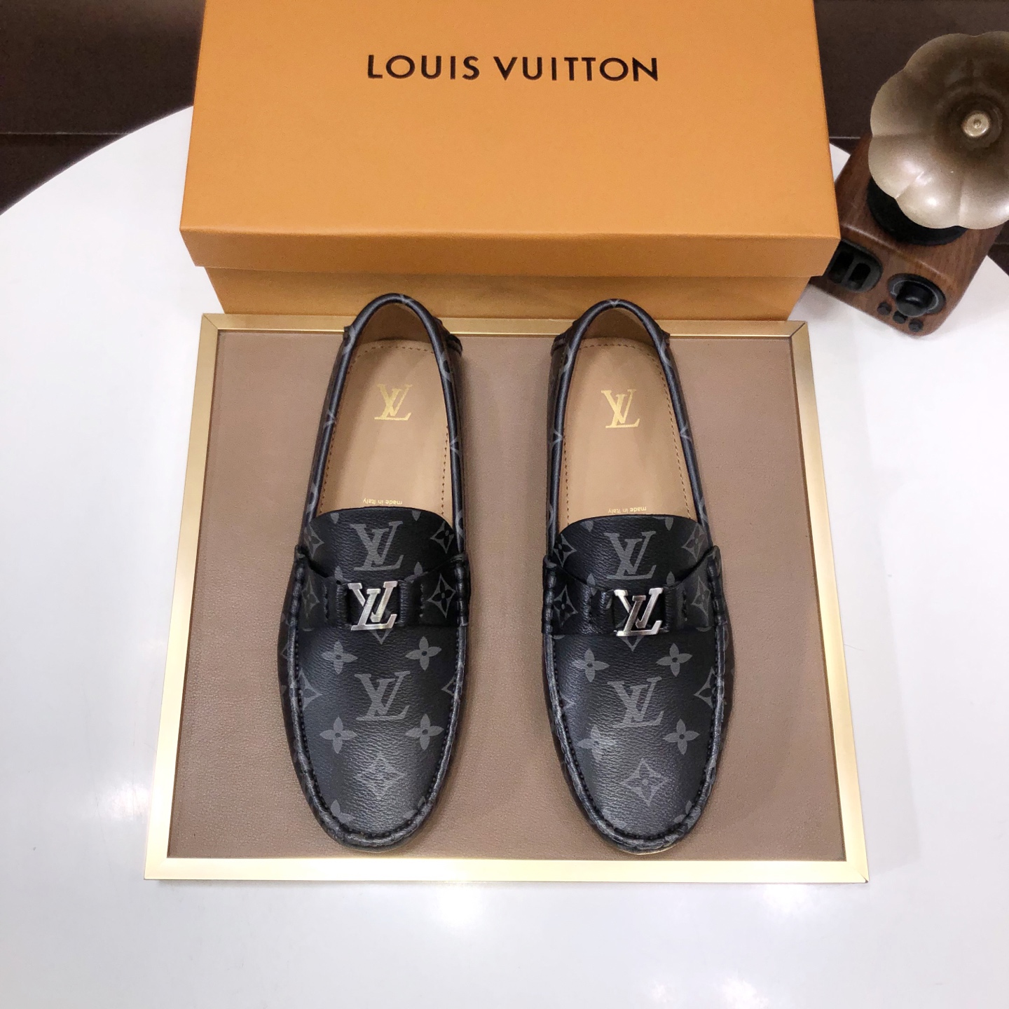 NO:663832,[LV Dou Dou Shoes] (water-dyed cowhide lining) new model is on the market, available on the official website. The new Dou Dou Shoes are processed into single-color materials. The uppers are made of imported cowhide material. The shoe body is wrapped with mark thread as a whole, and the imported original cowhide lining is elegant. It is super suitable for all-matching, and the size is 38-44.,, louis vuitton, cowhide19860909【LV豆豆鞋】（水染牛皮内里）新款上市,官网有售,新款豆豆鞋,经过加工成为獨色材料,鞋面采用进口牛皮材料. 鞋身以马克线整体包边 ,进口原版牛皮内里,秀气的鞋型 超级适合百搭,码数38-44.,,louis vuitton,cowhide,Men's shoes