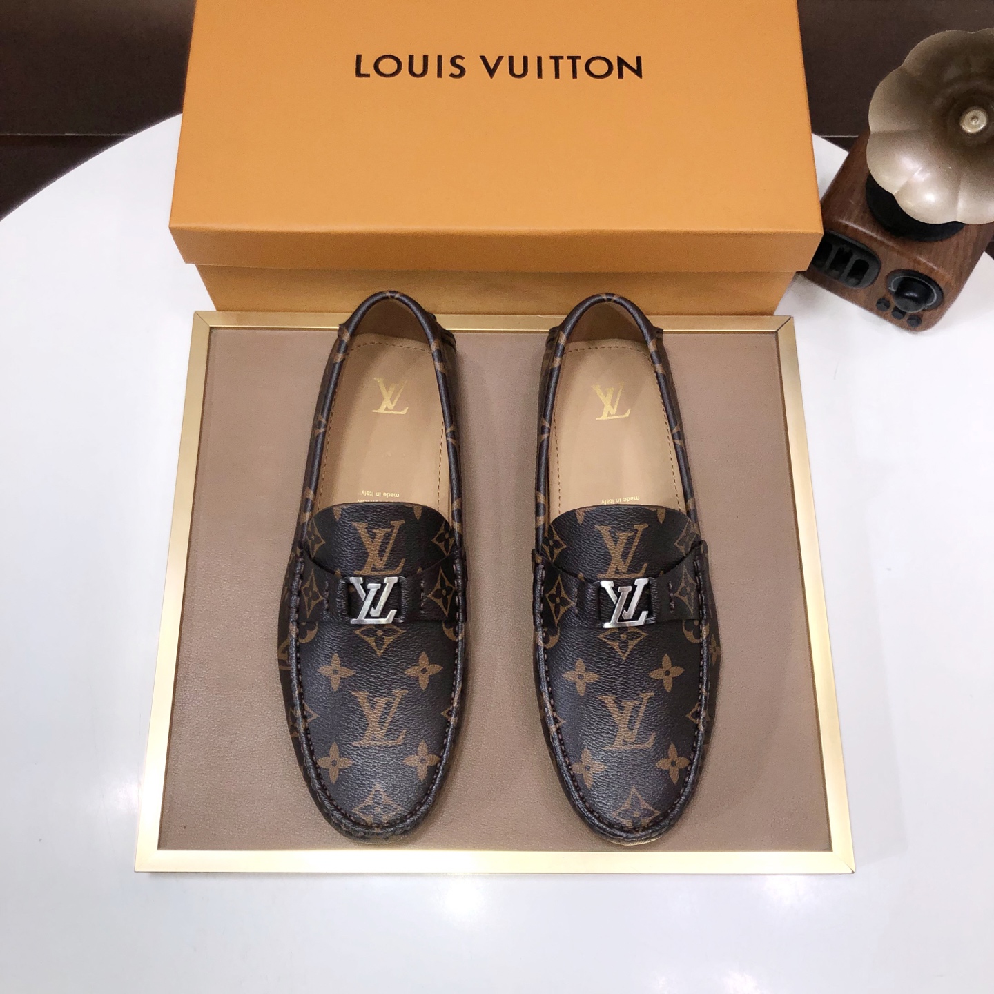 NO:557898,[LV Dou Dou Shoes] (water-dyed cowhide lining) new model is on the market, available on the official website. The new Dou Dou Shoes are processed into single-color materials. The uppers are made of imported cowhide material. The shoe body is wrapped with mark thread as a whole, and the imported original cowhide lining is elegant. It is super suitable for all-matching, and the size is 38-44.,, louis vuitton, cowhide19860909【LV豆豆鞋】（水染牛皮内里）新款上市,官网有售,新款豆豆鞋,经过加工成为獨色材料,鞋面采用进口牛皮材料. 鞋身以马克线整体包边 ,进口原版牛皮内里,秀气的鞋型 超级适合百搭,码数38-44.,,louis vuitton,cowhide,Men's shoes