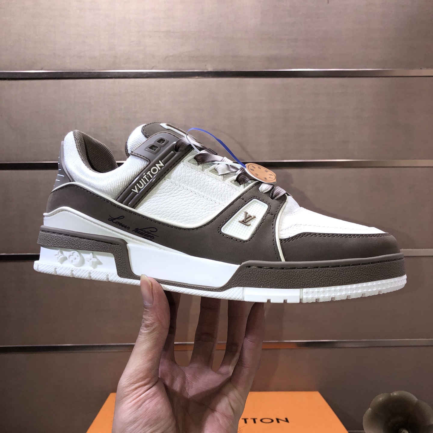 NO:680291,Original development, quality shipment, welcome to compare - LV sneaker series LV Trainer Maxi sneakers introduce the loose silhouette of the ready-to-wear series into the LV Trainer sneaker design penned by Virgil Abloh, making an eye-catching appearance in the spring and summer men's wear shows. The cow leather upper is combined with rough fabric laces, and colorful beads highlight the brand's classic elements. LV letters are marked on the tongue, and the Monogram floral outsole is mixed materials.  Made of first-layer cowhide, wrapped in imported custom-printed denim, thick shoelace design, large Monogram print on the side, 'lv 54' badges on the tongue and heel, rubber outsole decorated with Monogram flowers, mesh lining and cotton feet, the comfort is as extreme as ever, premium heritage, quality first, worth owning!  Sizes for women are 35-39 (40 is custom-made and non-refundable) Men’s models are 39-45 (38.46 is custom-made and is non-returnable) Full set of packaging with original gift box, Louis Vuitton, sneakers, cowhide19860909原版开发 品质出货 欢迎对比 ——LV板鞋系列 LV Trainer Maxi运动鞋将成衣系列的宽松廓形引入VirgilAbloh笔下的LVTrainer运动鞋设计,春夏男装秀场瞩目亮相.牛皮革鞋面结合粗犷织物鞋带,以缤纷串珠点明品牌经典元素.LV字母标注鞋舌,Monogram花卉栖身外底.混合材质 采用头层牛皮制成,进口定制专用印花牛仔布包裹,粗鞋带系带设计,侧面带 Monogram 大印花, 鞋舌及后跟”lv 54“徽章点缀,橡胶外底饰有 Monogram 花卉, 网布内里棉垫脚,舒适性一如既往的达到极致,精品传承,品质至上,值得拥有！ 码数女款35-39 (40定做不退换) 男款39-45（38.46定做不退换） 全套包装搭配原版礼盒,,louis vuitton,sneakers,cowhide,Men's shoes