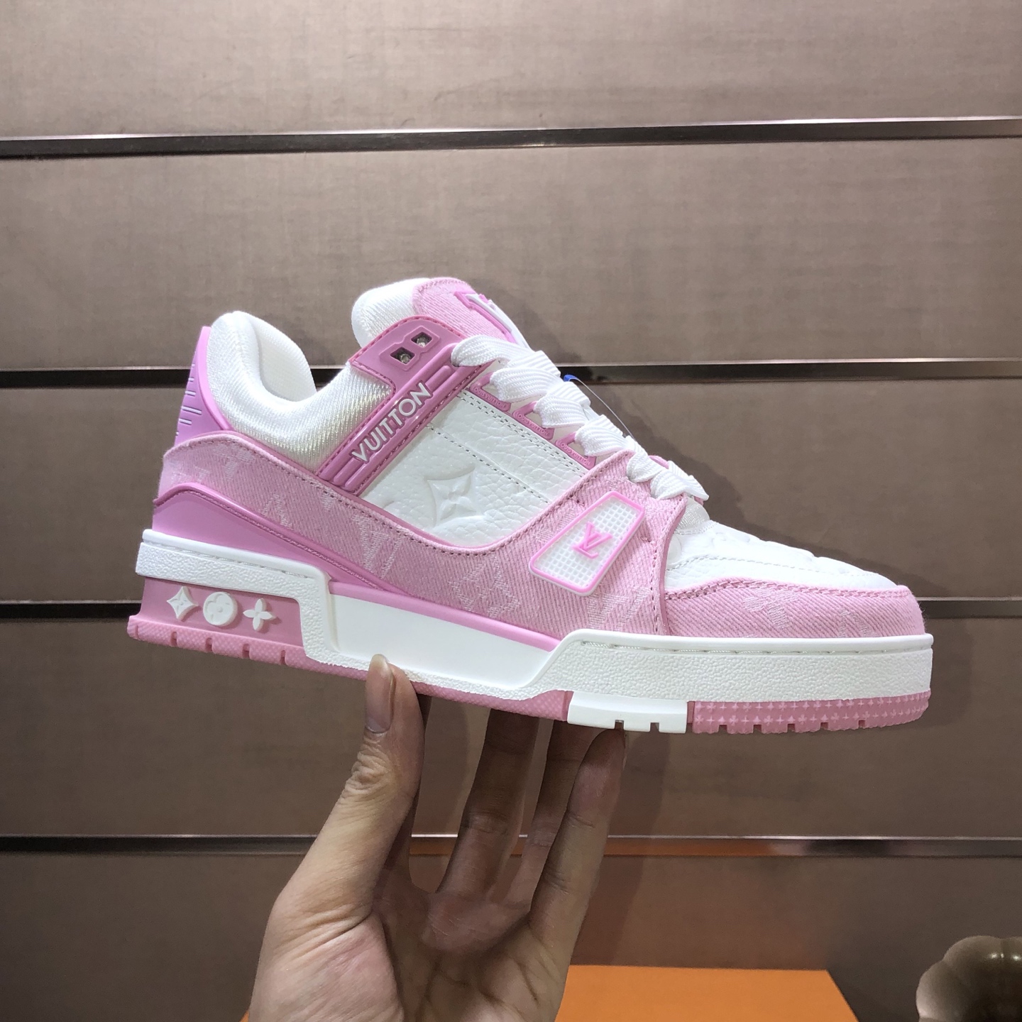NO:778465,Original development, quality shipment, welcome to compare - LV sneaker series LV Trainer Maxi sneakers introduce the loose silhouette of the ready-to-wear series into the LV Trainer sneaker design penned by Virgil Abloh, making an eye-catching appearance in the spring and summer men's wear shows. The cow leather upper is combined with rough fabric laces, and colorful beads highlight the brand's classic elements. LV letters are marked on the tongue, and the Monogram floral outsole is mixed materials.  Made of first-layer cowhide, wrapped in imported custom-printed denim, thick shoelace design, large Monogram print on the side, 'lv 54' badges on the tongue and heel, rubber outsole decorated with Monogram flowers, mesh lining and cotton feet, the comfort is as extreme as ever, premium heritage, quality first, worth owning!  Women's size 35-39 (40 is custom-made and non-returnable) Full set of packaging with original gift box, Louis Vuitton, sneakers, cowhide19860909原版开发 品质出货 欢迎对比 ——LV板鞋系列 LV Trainer Maxi运动鞋将成衣系列的宽松廓形引入VirgilAbloh笔下的LVTrainer运动鞋设计,春夏男装秀场瞩目亮相.牛皮革鞋面结合粗犷织物鞋带,以缤纷串珠点明品牌经典元素.LV字母标注鞋舌,Monogram花卉栖身外底.混合材质 采用头层牛皮制成,进口定制专用印花牛仔布包裹,粗鞋带系带设计,侧面带 Monogram 大印花, 鞋舌及后跟”lv 54“徽章点缀,橡胶外底饰有 Monogram 花卉, 网布内里棉垫脚,舒适性一如既往的达到极致,精品传承,品质至上,值得拥有！ 码数女款35-39 (40定做不退换) 全套包装搭配原版礼盒,,louis vuitton,sneakers,cowhide,Men's shoes