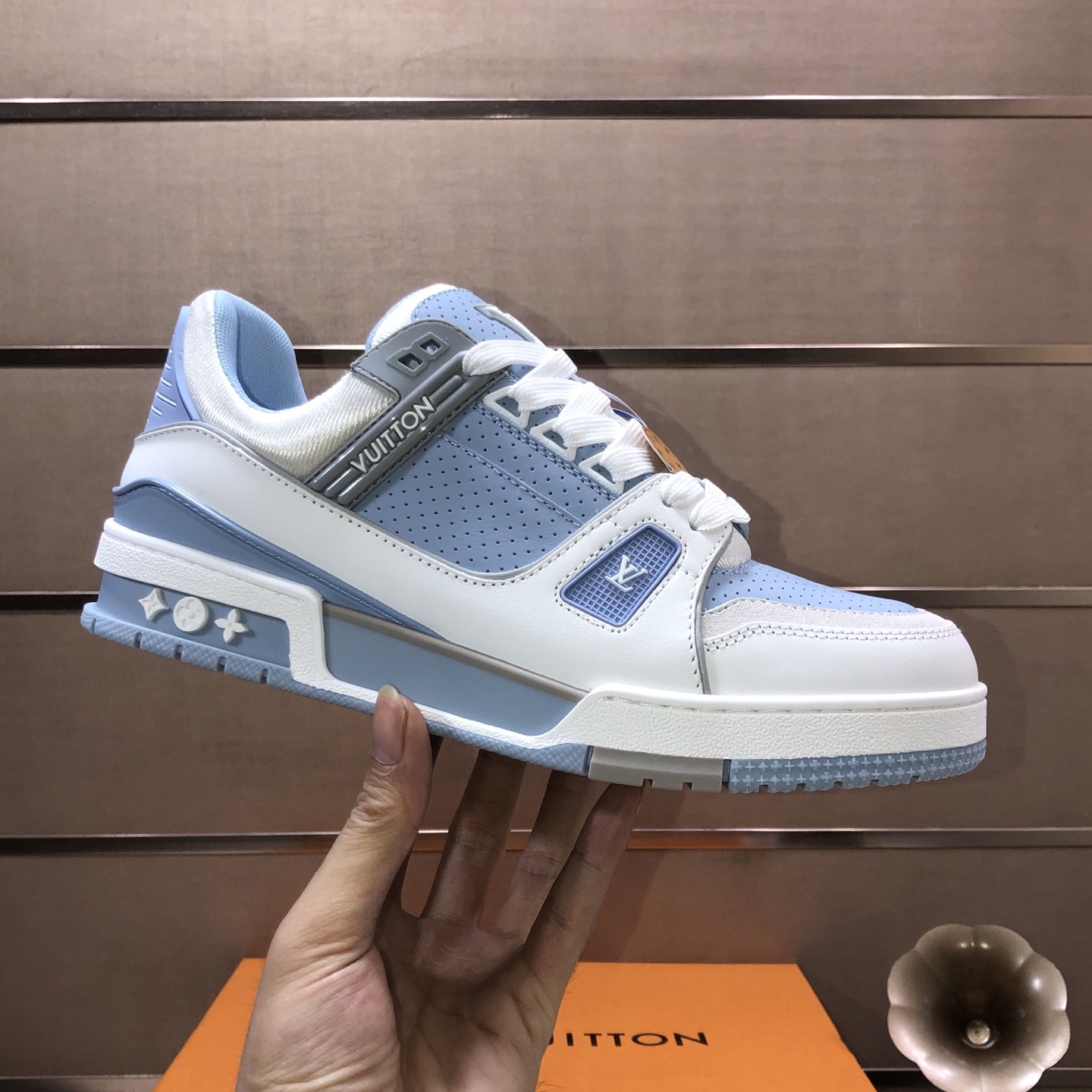 NO:778470,Original development, quality shipment, welcome to compare - LV sneaker series LV Trainer Maxi sneakers introduce the loose silhouette of the ready-to-wear series into the LV Trainer sneaker design penned by Virgil Abloh, making an eye-catching appearance in the spring and summer men's wear shows. The cow leather upper is combined with rough fabric laces, and colorful beads highlight the brand's classic elements. LV letters are marked on the tongue, and the Monogram floral outsole is mixed materials.  Made of first-layer cowhide, wrapped in imported custom-printed denim, thick shoelace design, large Monogram print on the side, 'lv 54' badges on the tongue and heel, rubber outsole decorated with Monogram flowers, mesh lining and cotton feet, the comfort is as extreme as ever, premium heritage, quality first, worth owning!  Sizes for women are 35-39 (40 is custom-made, non-refundable) Men’s 39-45 (46 is custom-made, non-returnable) Full set of packaging with original gift box, louis vuitton, sneakers, cowhide19860909原版开发 品质出货 欢迎对比 ——LV板鞋系列 LV Trainer Maxi运动鞋将成衣系列的宽松廓形引入VirgilAbloh笔下的LVTrainer运动鞋设计,春夏男装秀场瞩目亮相.牛皮革鞋面结合粗犷织物鞋带,以缤纷串珠点明品牌经典元素.LV字母标注鞋舌,Monogram花卉栖身外底.混合材质 采用头层牛皮制成,进口定制专用印花牛仔布包裹,粗鞋带系带设计,侧面带 Monogram 大印花, 鞋舌及后跟”lv 54“徽章点缀,橡胶外底饰有 Monogram 花卉, 网布内里棉垫脚,舒适性一如既往的达到极致,精品传承,品质至上,值得拥有！ 码数女款35-39 (40定做不退换) 男款39-45（46定做不退换） 全套包装搭配原版礼盒,,louis vuitton,sneakers,cowhide,Men's shoes