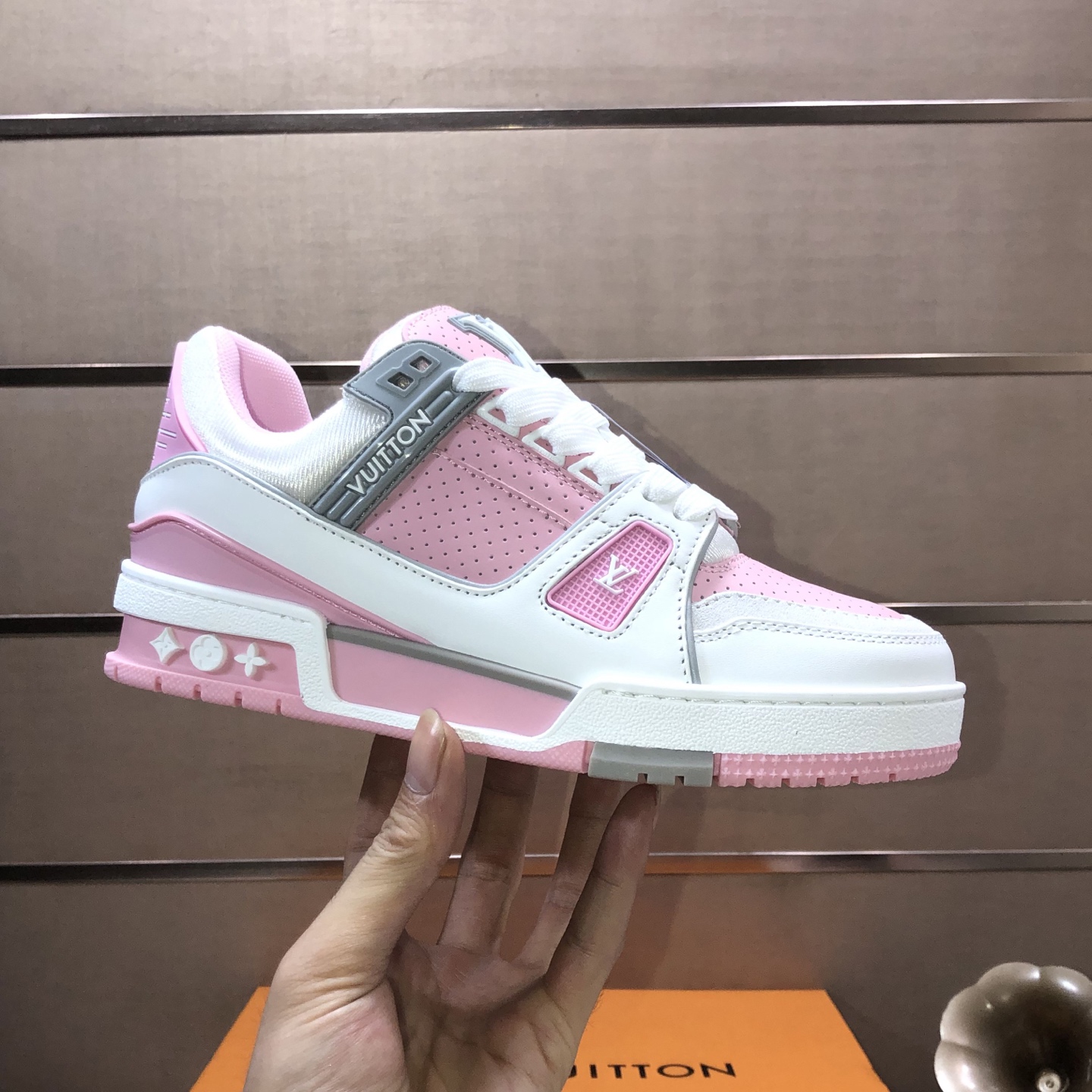 NO:778421,Original development, quality shipment, welcome to compare - LV sneaker series LV Trainer Maxi sneakers introduce the loose silhouette of the ready-to-wear series into the LV Trainer sneaker design penned by Virgil Abloh, making an eye-catching appearance in the spring and summer men's wear shows. The cow leather upper is combined with rough fabric laces, and colorful beads highlight the brand's classic elements. LV letters are marked on the tongue, and the Monogram floral outsole is mixed materials.  Made of first-layer cowhide, wrapped in imported custom-printed denim, thick shoelace design, large Monogram print on the side, 'lv 54' badges on the tongue and heel, rubber outsole decorated with Monogram flowers, mesh lining and cotton feet, the comfort is as extreme as ever, premium heritage, quality first, worth owning!  Women's size 35-39 (40 is custom-made and non-returnable) Full set of packaging with original gift box, Louis Vuitton, sneakers, cowhide19860909原版开发 品质出货 欢迎对比 ——LV板鞋系列 LV Trainer Maxi运动鞋将成衣系列的宽松廓形引入VirgilAbloh笔下的LVTrainer运动鞋设计,春夏男装秀场瞩目亮相.牛皮革鞋面结合粗犷织物鞋带,以缤纷串珠点明品牌经典元素.LV字母标注鞋舌,Monogram花卉栖身外底.混合材质 采用头层牛皮制成,进口定制专用印花牛仔布包裹,粗鞋带系带设计,侧面带 Monogram 大印花, 鞋舌及后跟”lv 54“徽章点缀,橡胶外底饰有 Monogram 花卉, 网布内里棉垫脚,舒适性一如既往的达到极致,精品传承,品质至上,值得拥有！ 码数女款35-39 (40定做不退换) 全套包装搭配原版礼盒,,louis vuitton,sneakers,cowhide,Men's shoes
