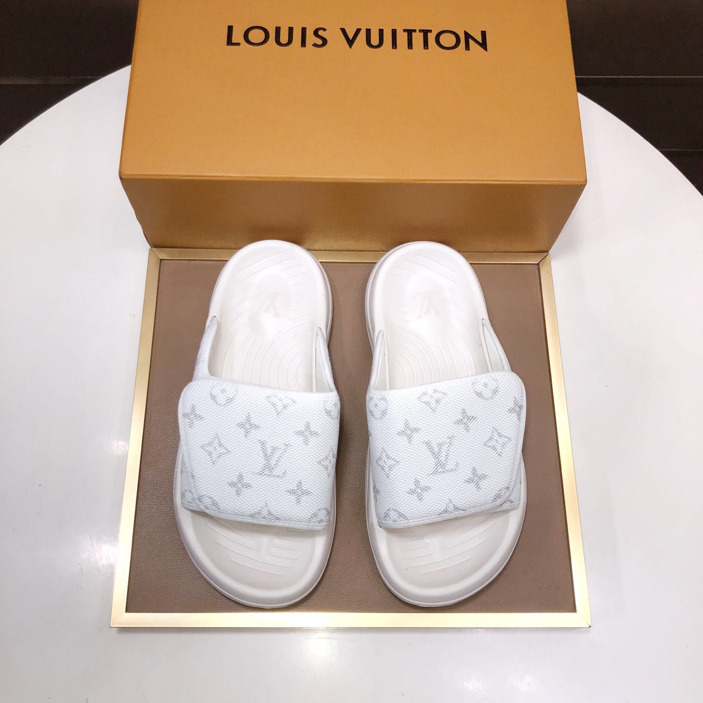 NO:350169,[Louis Vuitton LV slippers] (high-end cowhide) counter 11 fashion style is a must-have in summer!  The designer used LV's iconic outsole, which immediately made the originally simple slippers look very fashionable!  The upper is made of flexible special cowhide belts, and the workmanship is exquisite!  A must-have for handsome men in summer, 38-45 (45 custom made), louis vuitton,louis vuitton,slippers,cowhide19860909【路易威登LV拖鞋】（高端牛皮)专柜11时尚风范 夏季必备！设计师运用了LV 标志性的大底.使得原本简单的拖鞋立刻变得潮范十足！鞋面采用柔韧的专用牛皮带相间搭配,做工考究！型男过夏天必备,码数 38-45(45定做),,louis vuitton,louis vuitton,slippers,cowhide,Men's shoes