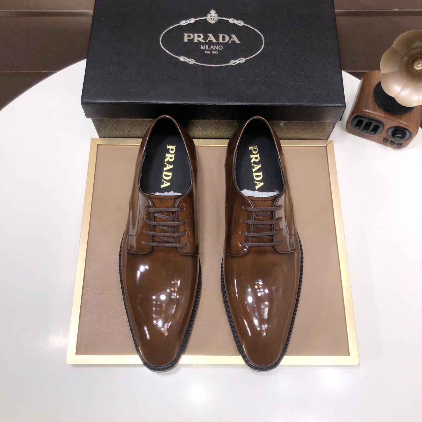 NO:352927,[Prada] (full high-end cowhide inner lining) The latest genuine leather business suit shoes are on the market simultaneously, imported from Italy, made of first layer cowhide one to one, 1:1 rubber sole on the official website. It is versatile, high-end and classy, ​​and the color combination is extraordinary. This four-season model is charming when worn on the feet and shows the temperament of the big brand. Standard code 38-45 (customized for 45), prada, business suit, cowhide19860909【普拉达】（全高端牛皮内里）最新真皮商务西装鞋官网同步上市,意大利进口 头层牛皮一比一重金打造,官网1:1橡胶大底.穿着百搭,高档不失档次,彩色搭配气度不凡.此款四季款,穿在脚上魅力四射尽显大牌气质.标准码38-45（45定做）,,prada,business suit,cowhide,Men's shoes