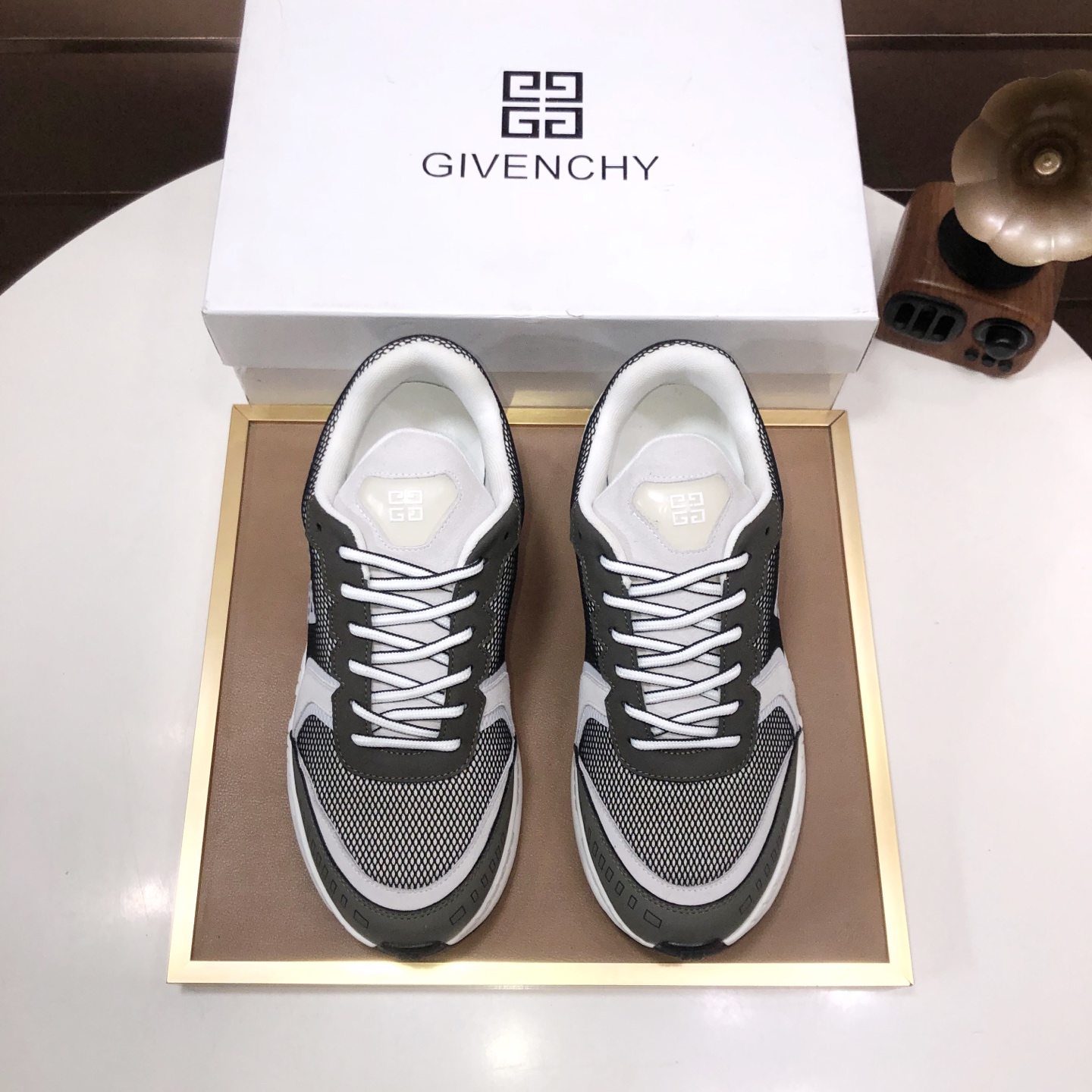 NO:352946,[GIVENCHY.Givenchy] The counter is sold simultaneously with uppers imported from Italy. The printed fabrics are luxurious. The breathable mesh fabric is combined with a double-layer combination to make the foot feel comfortable. The sole is specially equipped with rubber foam sole, which is light and comfortable, and you can enter and exit the counter at will. The number of codes 38-45 (45 customized) counter packaging.,, ​​givennchy, givennchy, given19860909【GIVENCHY.纪梵希】专柜同步发售鞋面意大利进口品牌印花布匹尽显奢华,透气网布内里加上双层组合,脚感舒适,鞋底原厂特供橡胶发泡大底,轻便,舒适,随意进出专柜 码数38-45（45定制）专柜包裝.,,givenchy,givenchy,Men's shoes