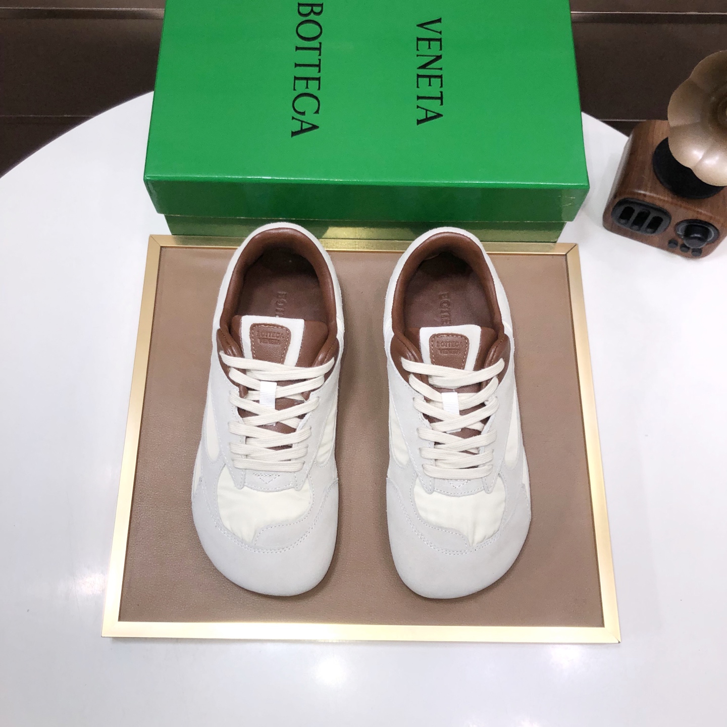 NO:352813,【Botteg Venetta(BV)】 (full cowhide lining) Exclusive new model Official website new model Top calf leather with upper and higher upper Delicate feel Luxurious texture Tailored for exquisite men Creating noble aura Detailed and regular Mark hand stitching Smooth lines Full cowhide inner Comfortable sweat washing 38-44,,bottega veneta,bottega veneta,cowhide19860909【Botteg Venetta(BV)】（全牛皮内里）独家新款 官网新款 鞋面以上乘的顶级小牛皮制作 细腻的手感 流淌奢华的质感 为精致男士量身制作 铸就高贵气场 细致规整的马克手工缝线 流畅的线条 全牛内里 洗汗舒适 38-44,,bottega veneta,bottega veneta,cowhide,Men's shoes