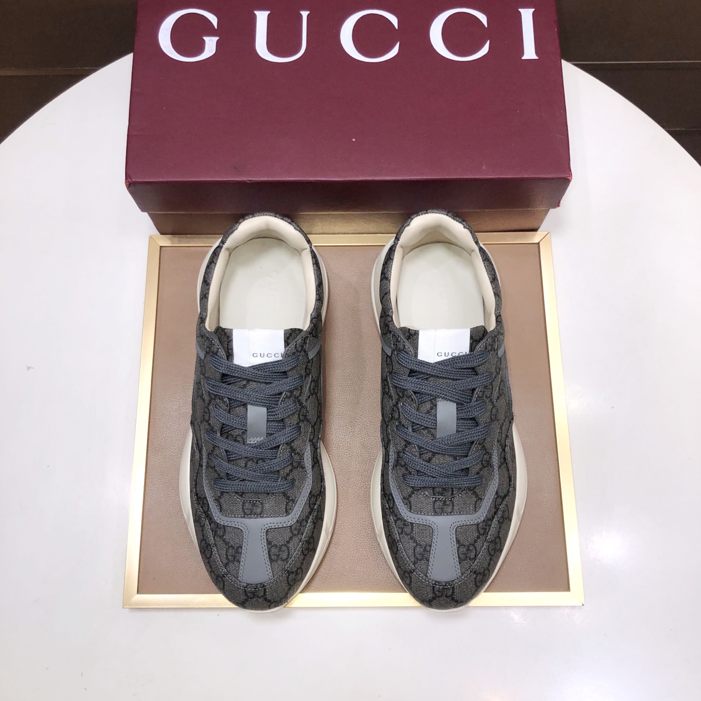 NO:353848,【GUCCI】High-up version of hot dad shoes, official website one-to-one replica (couple model) 2018 counters are released simultaneously, the upper is imported cowhide, comfortable sheepskin inner lining, first-class foot feel, original lightweight shock-absorbing thick foamed sole, simple color combination, versatile and handsome, size 35-40 for women, 38-45 for men (45 custom-made without return and exchange) full set of packaging (gift bag, card, invoice), gucci, cowhide, sheepskin19860909【GUCCI】高版本 爆款老爹鞋 官网一比一复刻（情侣款）2018专柜同步发售 ,,鞋面采用进口牛皮,舒适羊皮内里,脚感一级棒,原版轻便减震加厚发泡大底,简约拼色,百搭帅气,码数女35-40,男38-45（45定做不退换）全套包装（礼品袋 卡片不袋 发票）,,gucci,cowhide,sheepskin,Men's shoes