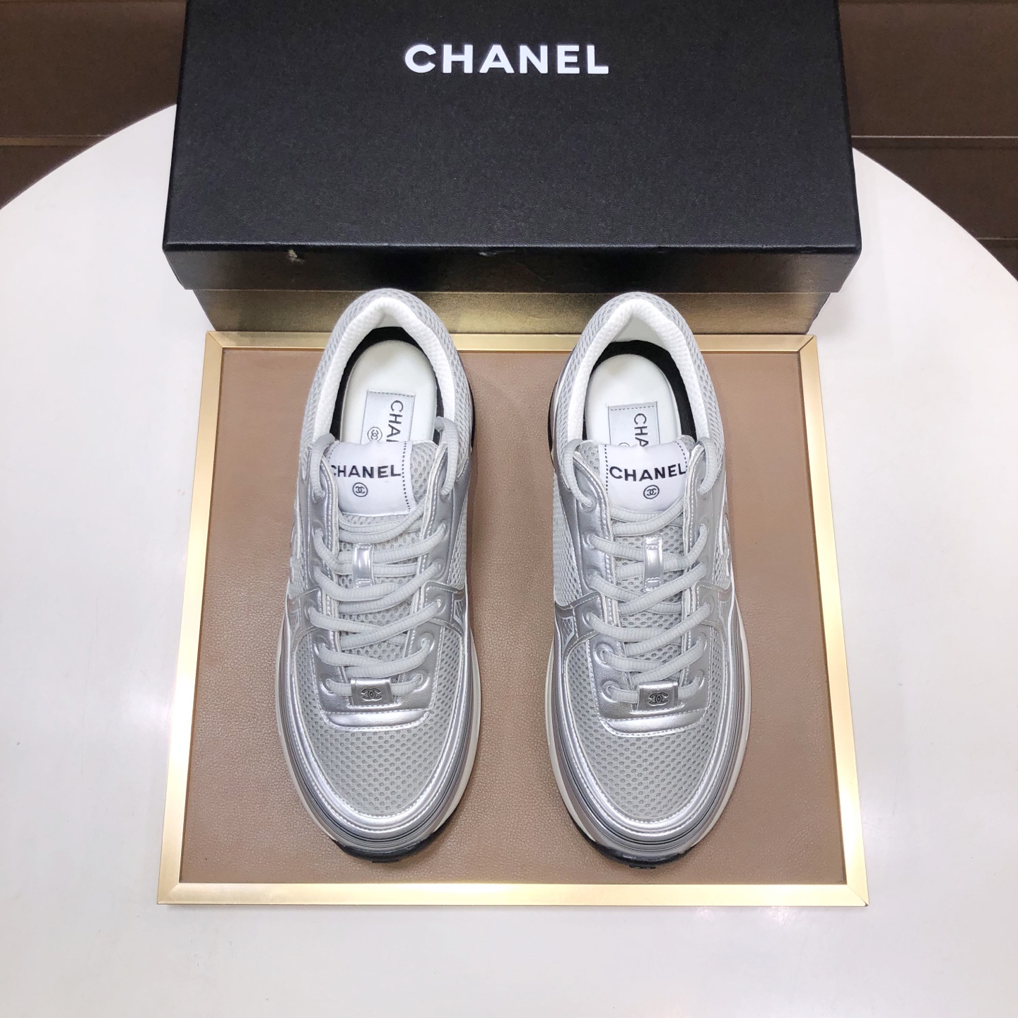 NO:854055,[CHANEL] (Chanel couple's model) the latest all-season shoe, the ultimate derivative. Not only are your feet more fashionable, but flat shoes can also lengthen your overall body shape ~ 'Features' The simple upper is matched with conspicuous small fragrant cloth strips, which is fashionable and high-end. The upper is made of Chanel fabrics. The inner comfortable and soft cloth is available in 5 colors. Size (women's 35-39, customized 40. Men's 38-44, customized 45),,chanel,chanel,flats19860909【CHANEL】(香奈儿情侣款)最新款四季鞋终极衍生款 穿上脚不仅更时髦 而且穿平底鞋也可以拉长整体身型～『特色之处』简约的鞋面搭配显眼的小香布条,即时尚又高端大气 鞋面精选香奈儿布料 内里舒适柔软布5色可选 Size(女款35-39定做40.男款38-44定做45),,chanel,chanel,flats,Men's shoes