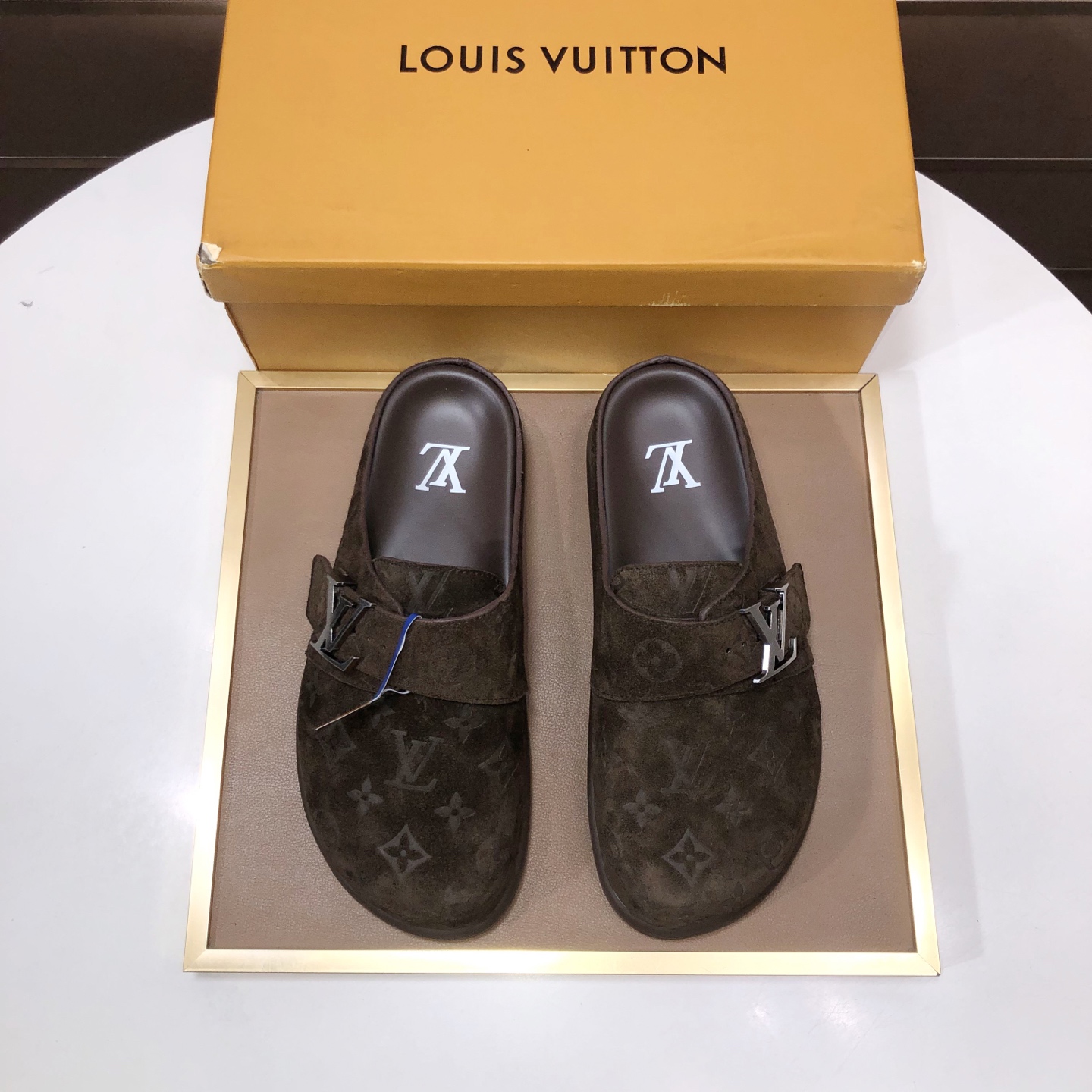 NO:358124,【LOUIS VUITTON) (Cowhide inner lining) new LV Louis Vuitton * - Top version LV classic semi-torque trendy shoes!  Use imported original cow back-velvet cowhide leather, with the inner layer of comfortable cowhide leather inner layer!  Original wear-resistant rubber outsole!  High-quality quality!  38-45 (45 custom made), louis vuitton,louis vuitton,louis vuitton,louis vuitton,cowhide19860909【LOUIS VUITTON）（牛皮内里)新款LV路易威登 *——顶级版本 LV经典半拖潮鞋！选用进口原版牛反绒牛皮,内里头层舒适牛皮内里！原版耐磨橡胶大底！高品质精品！码数38-45(45定做),,louis vuitton,louis vuitton,louis vuitton,cowhide,Men's shoes