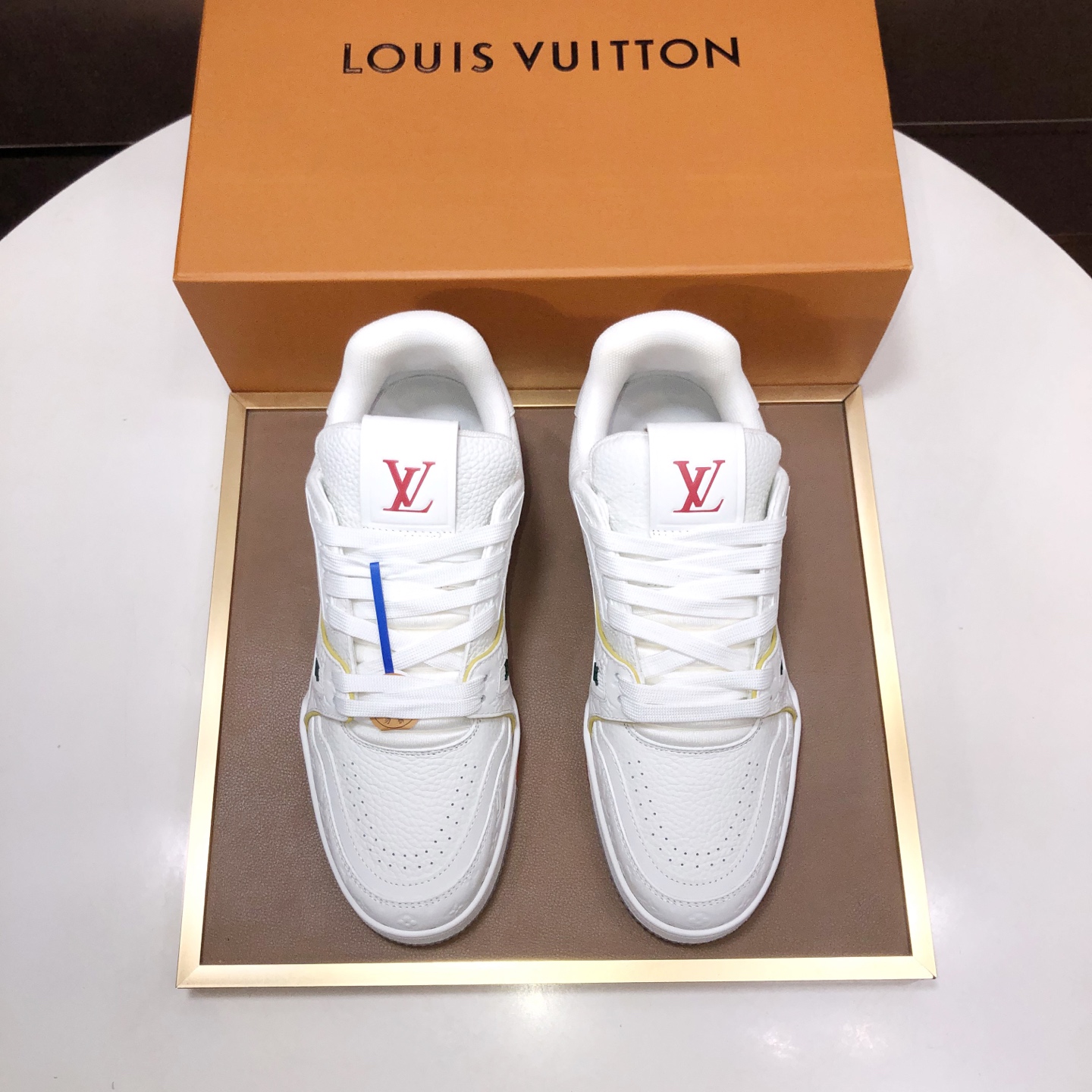 NO:352597,Original development, quality shipment, welcome to compare - LV board shoes series LV Trainer Maxi sneakers introduce the loose silhouette of the ready-to-wear series into the LVTrainer sneaker design written by Virgil Abloh, and the spring and summer men's clothing show was highlighted. The cowhide upper combines rough fabric laces to point out the classic elements of the brand with colorful beads. The LV letters marked the tongue, and Monogram flowers live on the outsole. The mixed material is made of top layer cowhide, imported custom-made special printed denim wrap, thick lace-up design, Monogram large print on the side, the tongue and heel 