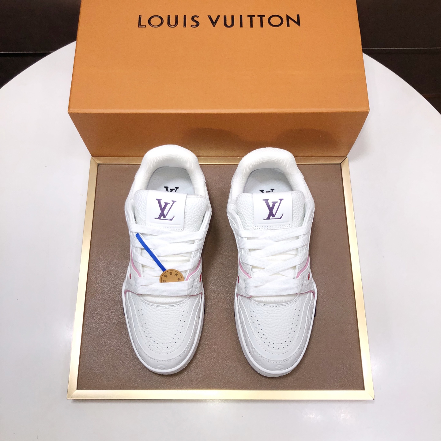 NO:352458,Original development, quality shipment, welcome to compare - LV board shoes series LV Trainer Maxi sneakers introduce the loose silhouette of the ready-to-wear series into the LVTrainer sneaker design written by Virgil Abloh, and the spring and summer men's clothing show was highlighted. The cowhide upper combines rough fabric laces to point out the classic elements of the brand with colorful beads. The LV letters marked the tongue, and Monogram flowers live on the outsole. The mixed material is made of top layer cowhide, imported custom-made special printed denim wrap, thick lace-up design, Monogram large print on the side, the tongue and heel 